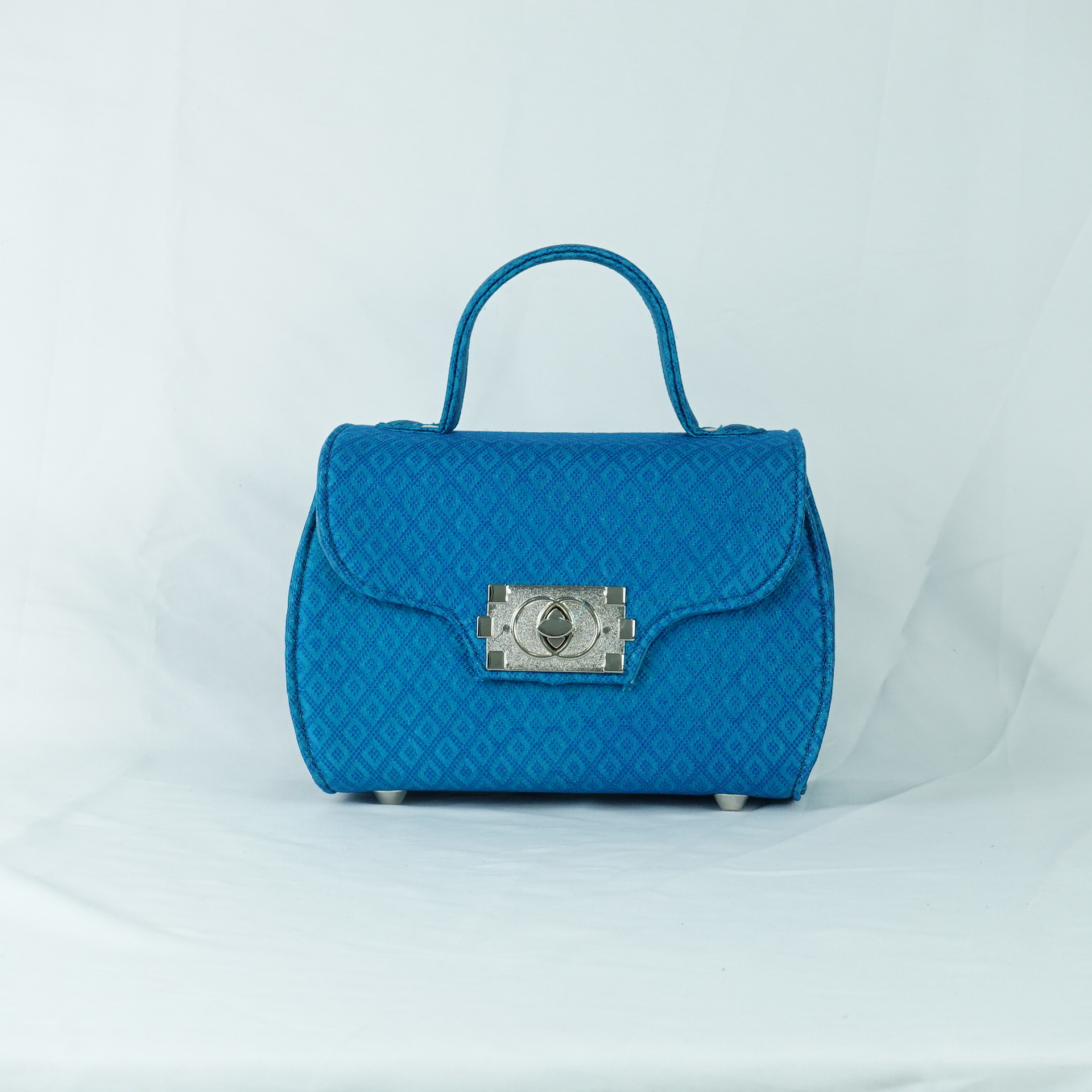 กระเป๋าถือผ้าไหมทรงกล่องฝาพับ ขนาด 21x13x10ซม.ความสูงหูจับ 7ซม. สีฟ้าเทอควอย์ รหัส GLA-TT-06036815