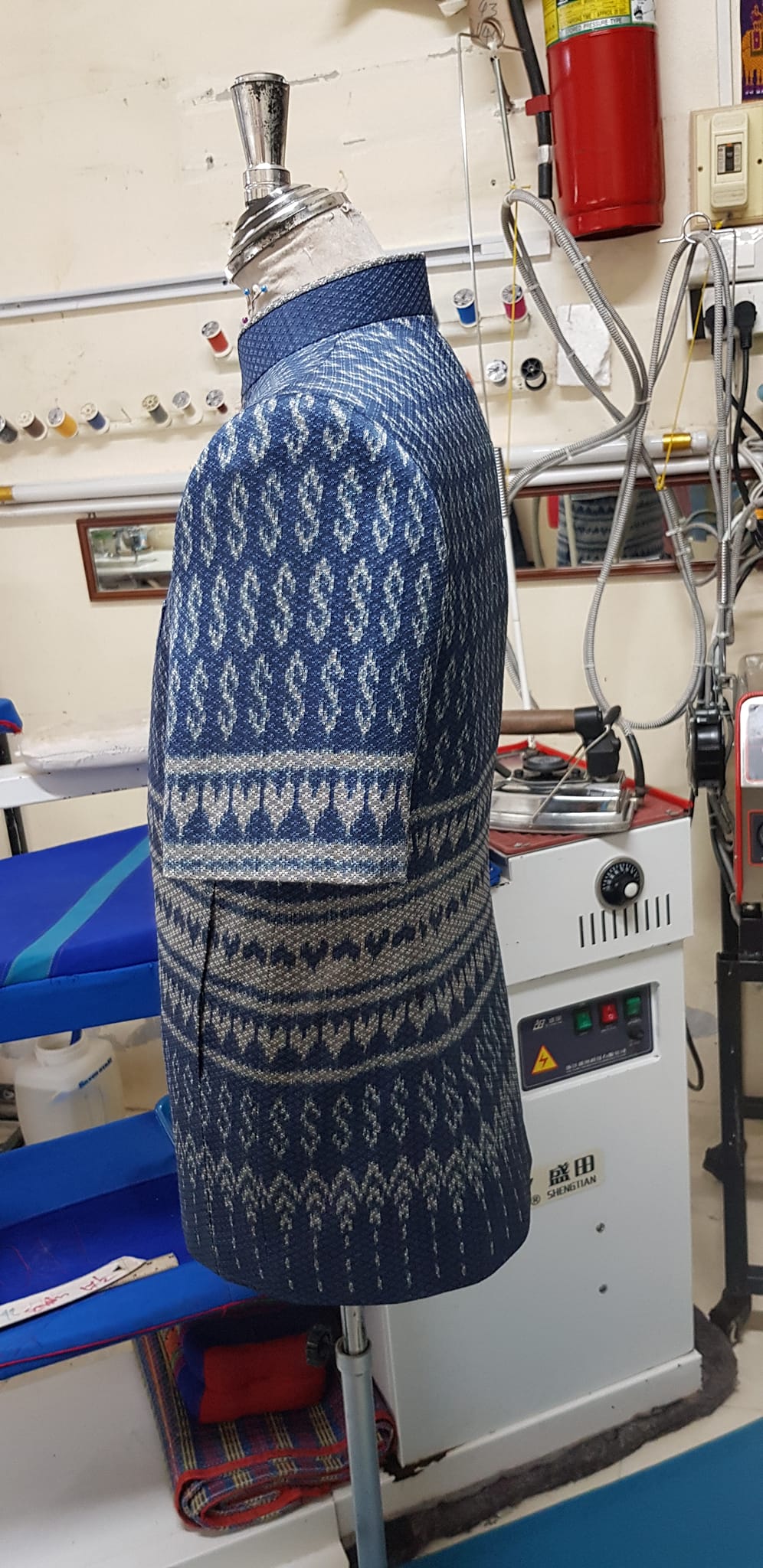 เสื้อสูทคอพระราชทานผ้าไหมมัดหมี่เนื้อยกดอก แขนสั้น | ตัดเย็บตามรูปร่าง | เลือกผ้า ส่งไซส์ได้