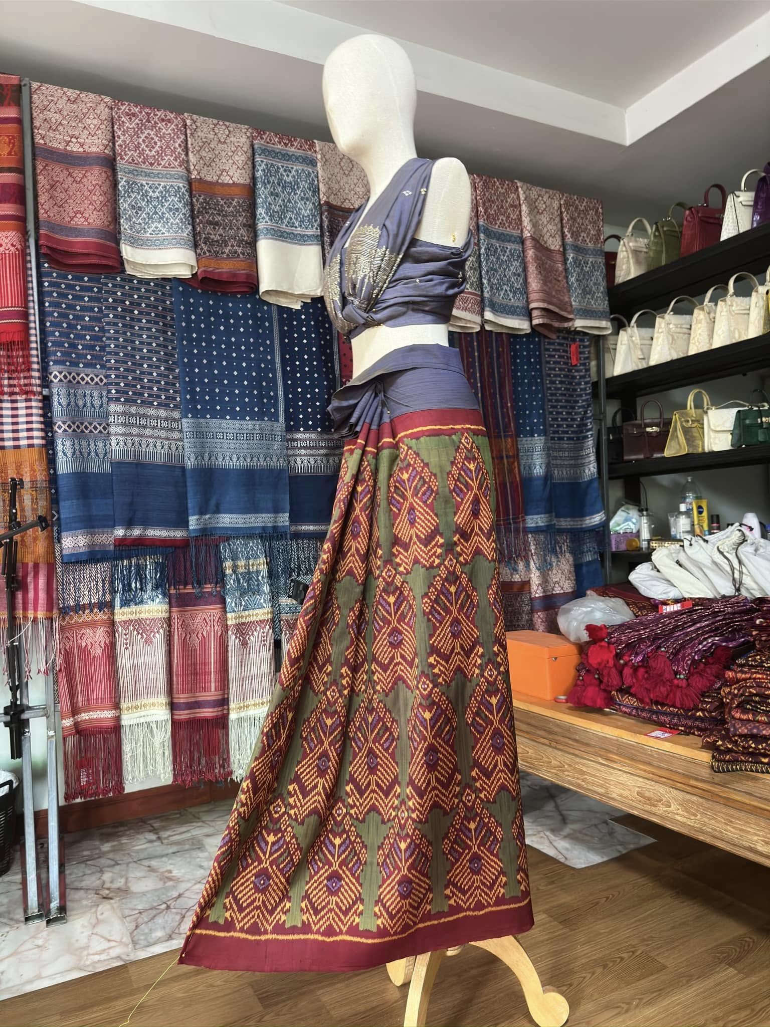 ซิ่น พระตะบอง ผ้าจามทอสามตะกอ ขนาด 115x160ซม สีแดง รหัส N9-SIL-AJ6