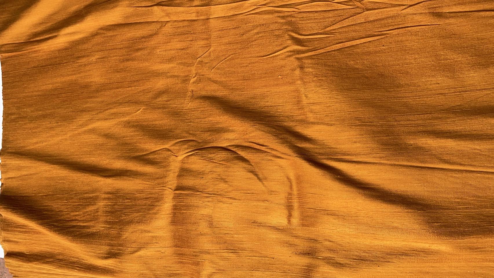 ผ้าไหมสีพื้น ไหมลืบเนื้อหยาบหนา ไหมแท้มีขี้ไหม สีน้ำตาลแก่นทอง ขายตามความยาวเมตร รหัส D-76-P4594