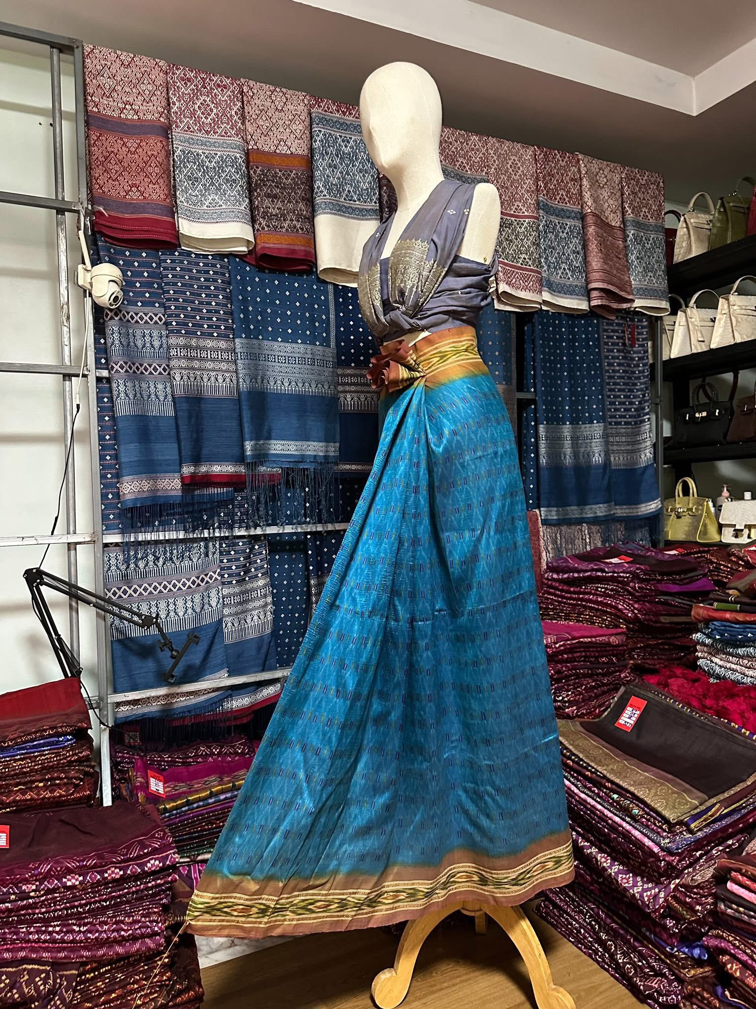 ซิ่น ไหมมัดหมี่ ผ้าปาโตล่า ขนาด 116x220ซม. พื้นสีฟ้าเชิงเหลือง รหัส N9-SIL-051768A2