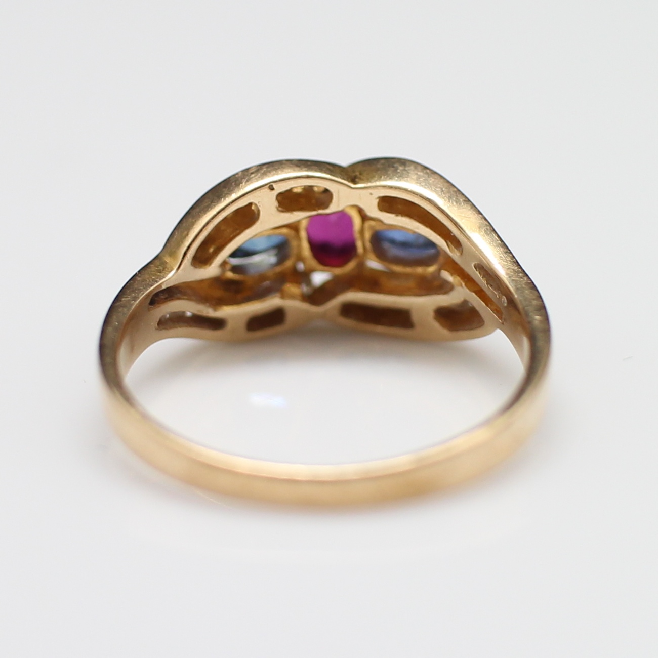 RG250115 แหวนทับทิมบ่าข้างไพลิน ล้อมเพชรแท้ 24 เม็ด 0.20 กะรัต ทองแท้ 14k นน. 2.7 กรัม ขนาดแหวน 52