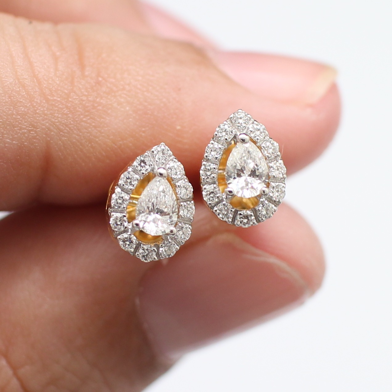 ER25188 ต่างหูเพชรหยดน้ำล้อมเพชร เพชรหยดน้ำ 2 เม็ด 0.31 กะรัต และ 24 เม็ด 0.18 กะรัต เพชรรวม 0.49 กะรัต ทองแท้ 18k นน.รวม 2.2 กรัม