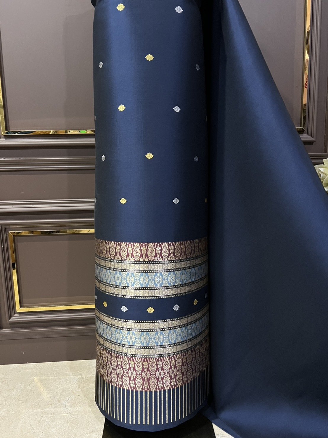 (ผ้าชุด)ผ้าไหมยกดอกลำพูน ยกดิ้นสองกษัตริย์ ขนาด 1.02x4.33เมตร ลายดอกลอย พื้นสีกรมท่า รหัส N90-29-TR0487