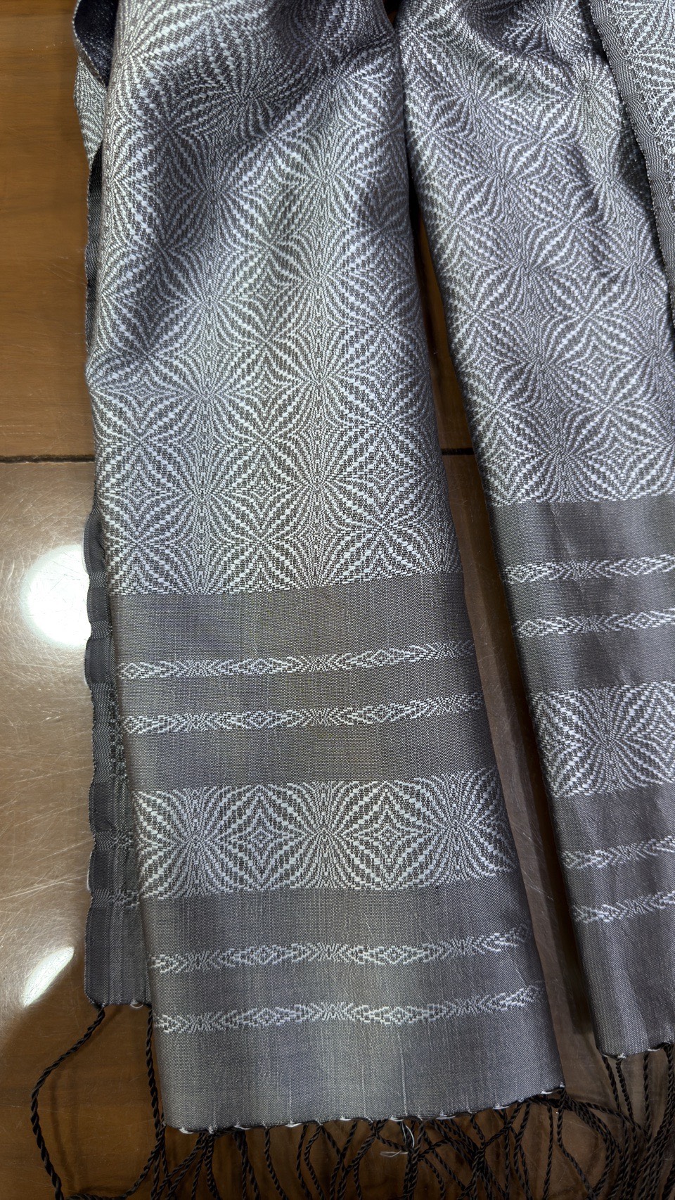 ผ้าคลุมไหล่ผ้าไหม ไหมแท้ ยกดอกลีลาวดี เนื้อละเอียด ขนาด 63x200ซม. สีเทาเงิน รหัส ZYG-AA-11176812