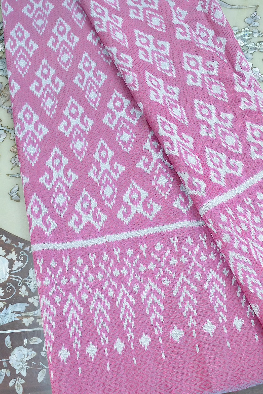 (ผ้าชุด)ผ้าไหมมัดหมี่ ยกดอกลูกแก้ว (ผ้าลาย 2เมตร+สีพื้น 2เมตร) เฉดสีชมพูกลีบบัว รหัส L8A-ST-0127680