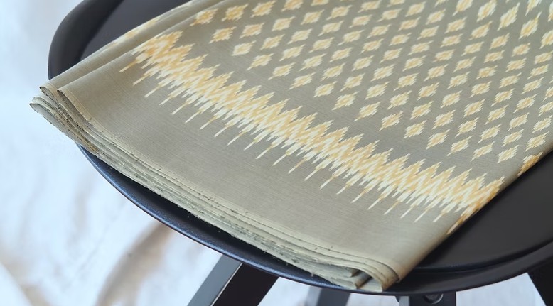 (ผ้าชุด) ผ้าไหมมัดหมี่ไหมแท้ (ผ้าลาย2หลา+สีพื้น2หลา) พื้นสีเขียวไพรอ่อน รหัส M2B-CT-103028