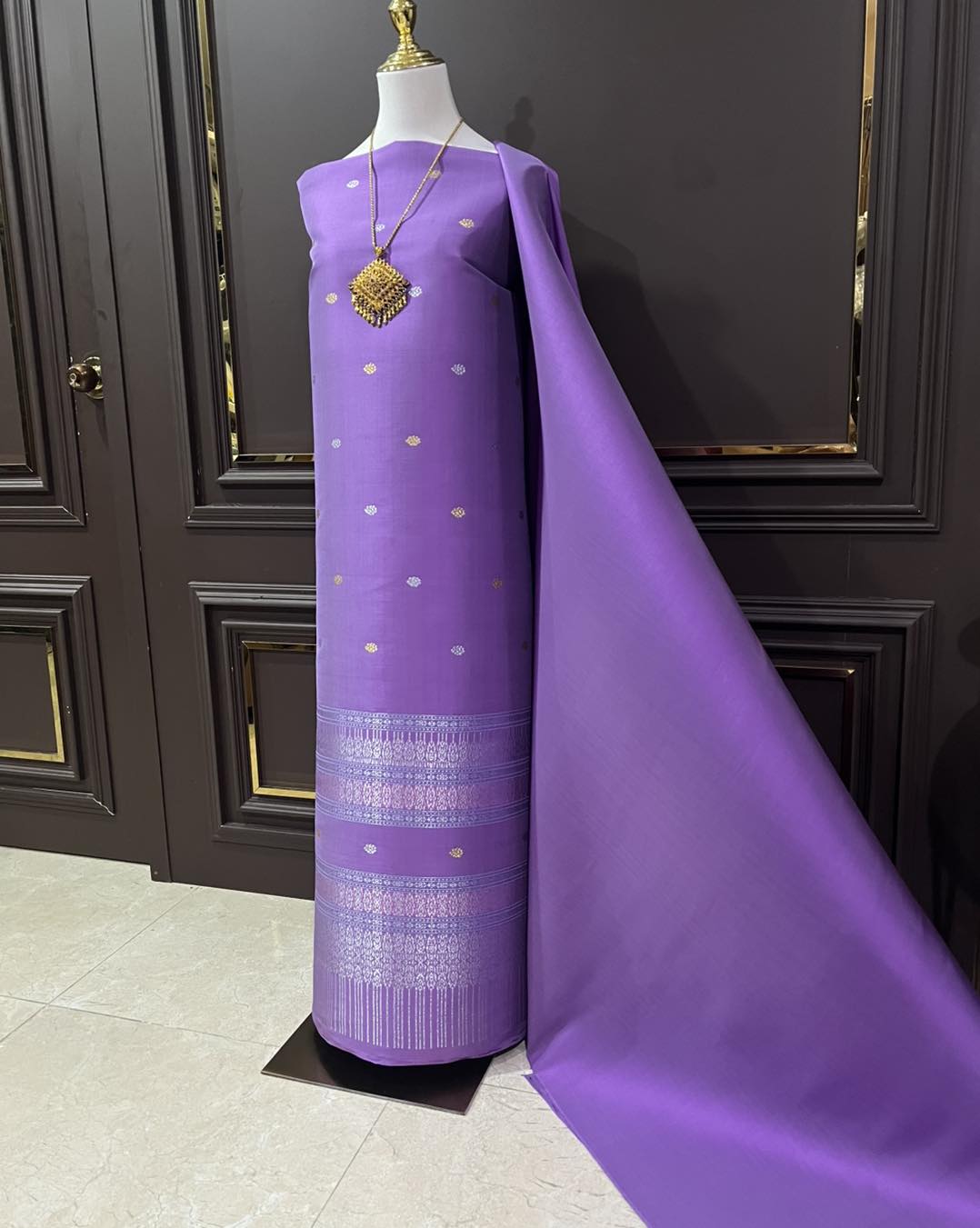 (ผ้าชุด)ผ้าไหมยกดอกลำพูน ยกดอกดิ้นเงิน ขนาด 1.03x4.54เมตร ลายกลีบกุหลาบ พื้นสีม่วง รหัส N90-29-0922682