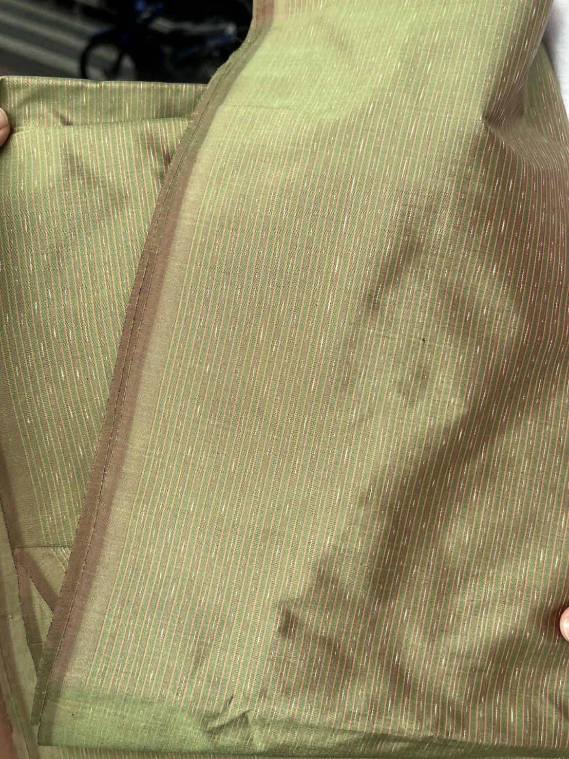 ผ้าไหมมัดหมี่ ไหมแท้ ลายอัมปรม สีเขียวเหลือบน้ำตาลทอง ตัดขายเป็นเมตร รหัส CISP-NY-102368