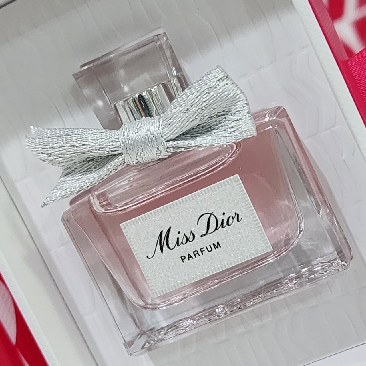 น้ำหอมจิ๋วมินิ Dior Miss Dior Parfum 5ml พร้อมกล่อง Limited สวยม๊ากๆๆ แบบแต้มมีกล่อง ( Mini Perfume น้ำหอมขนาดพกพา) น้ำหอมจิ๋วมินิ ขวดน่ารัก ตั้งโชว์ก็สวย พกพาก็สะดวก หัวแต้มตามจุดชีพจร