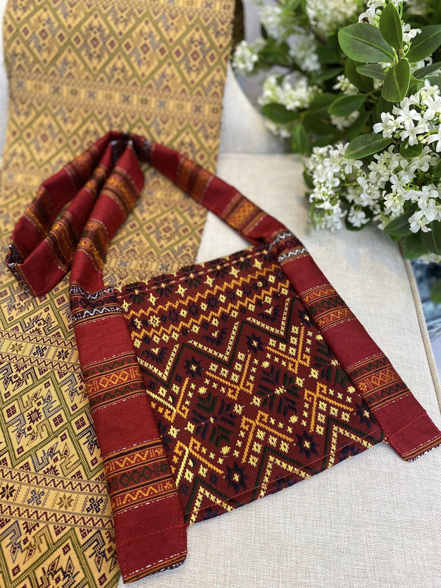 ย่าม ไหมแพรวา ขนาด 9x10นิ้ว คละลาย พื้นสีแดง รหัส GLC-BM08046614194