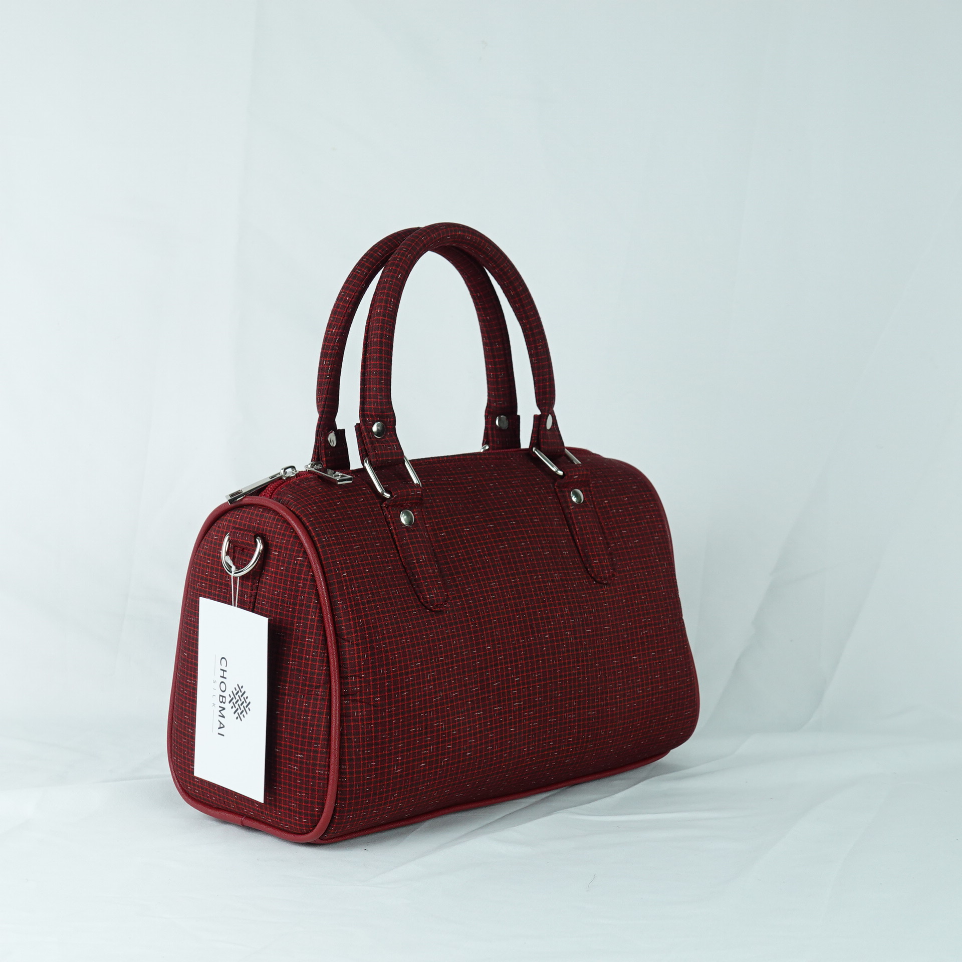 กระเป๋าถือผ้าไหม ทรงหมอน ขนาด 13x27x17ซม. ความสูงหูจับ 30 ซม. ลายสะเก็ดดาว ลายอัมปรม สีแดง รหัส GLA-TT-0603683