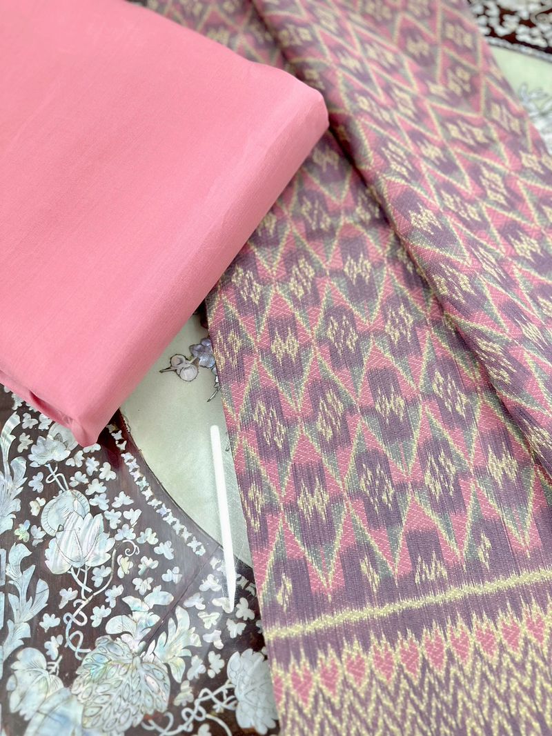 (ผ้าชุด)ผ้าไหมมัดหมี่ 6ตะกอ สีธรรมชาติ (ผ้าลาย 2เมตร+สีพื้น 2เมตร) สีโอลโรสปูนแห้ง รหัส L8A-ST-05196803