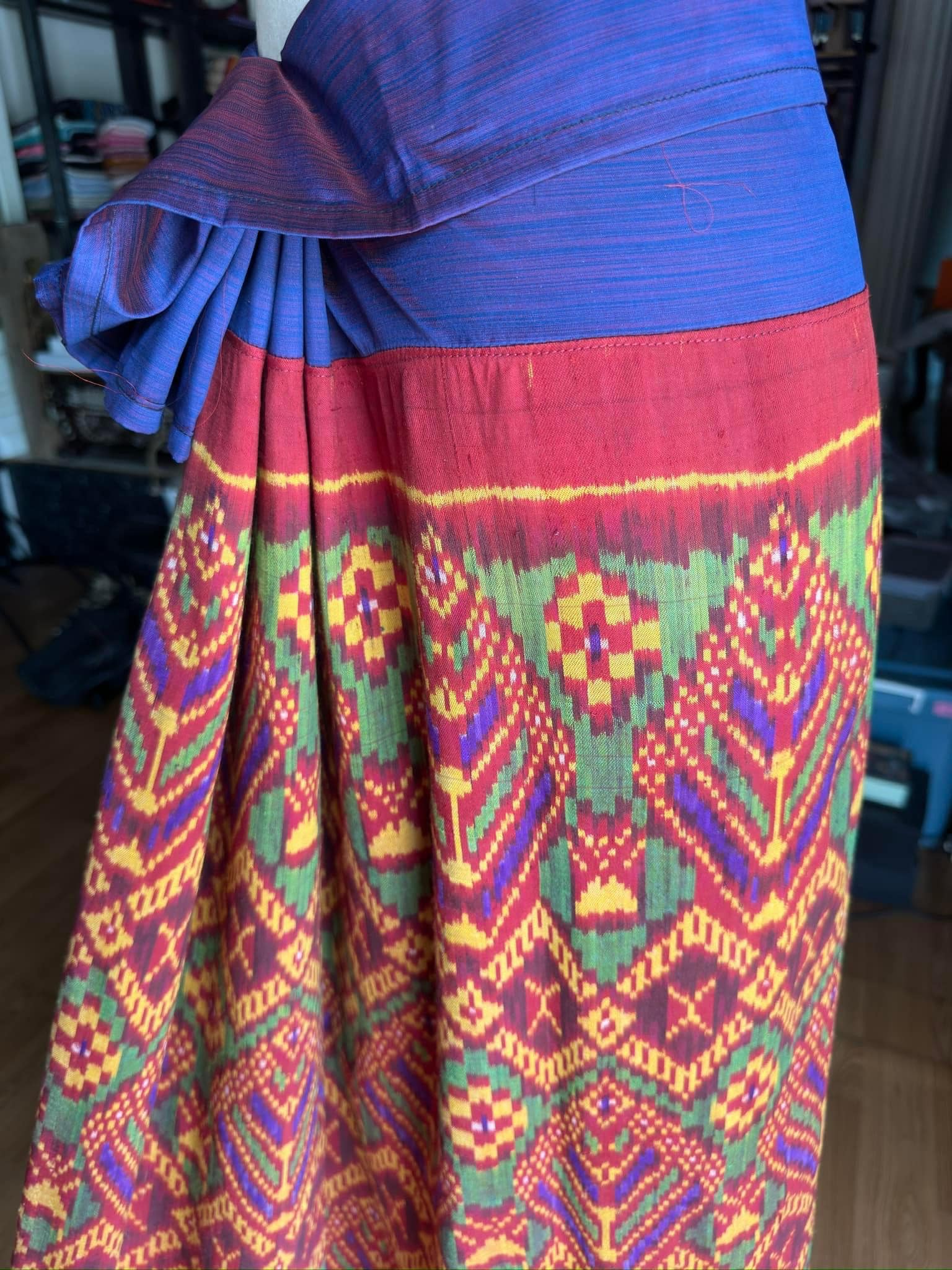 ซิ่น ไหมมัดหมี่รุ่นพิเศษ งานทอ 3ตะกอ ขนาด 118x170ซม สีน้ำเงิน รหัส N9-SIL-JA1