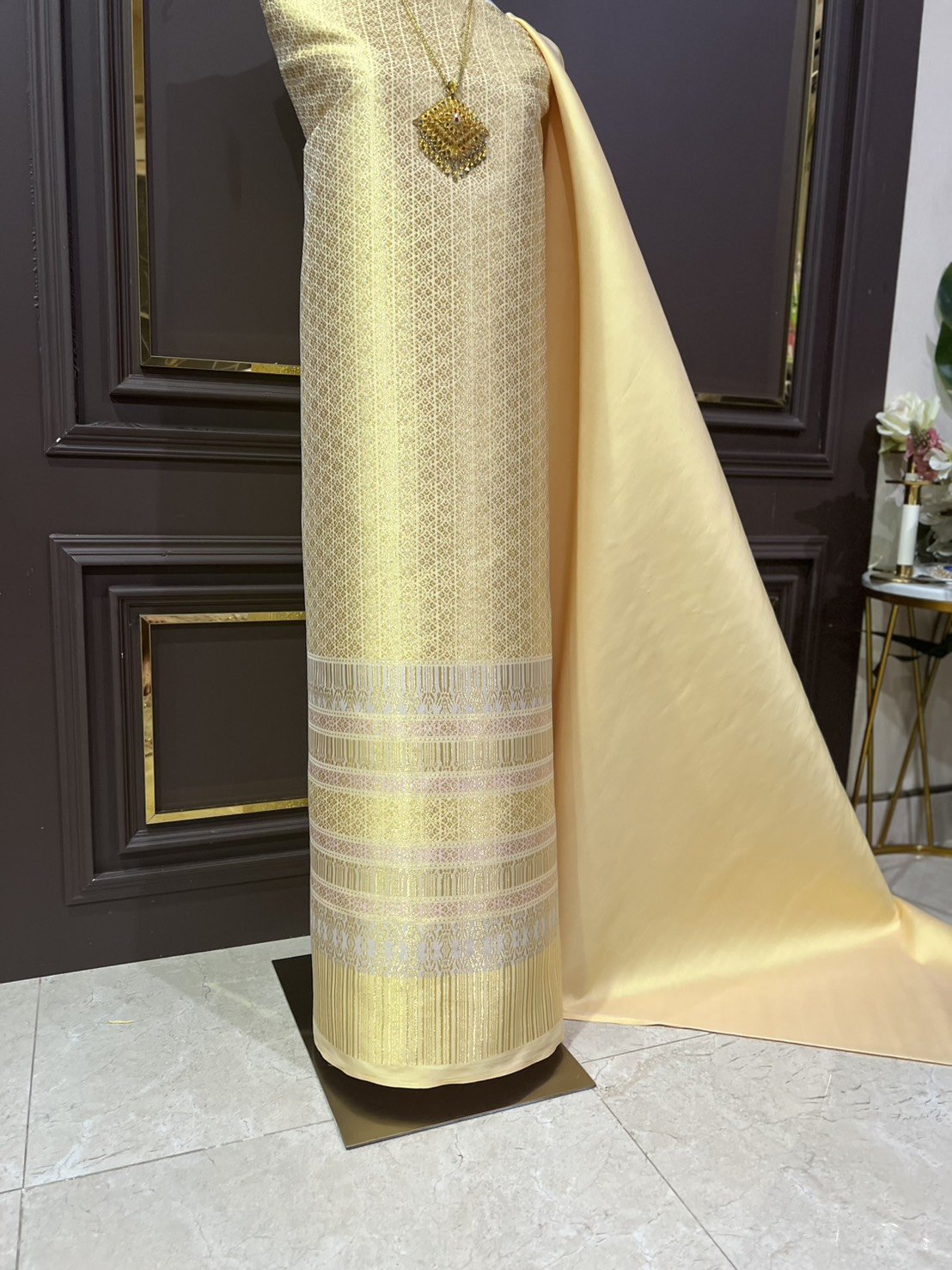 (ผ้าชุด)ผ้าไหมยกดอกลำพูน เกาะเชิงดิ้นทอง ขนาด 1.02x4.31เมตร ลายกรกนก พื้นสีเหลืองทอง รหัส N90-29-TR0552