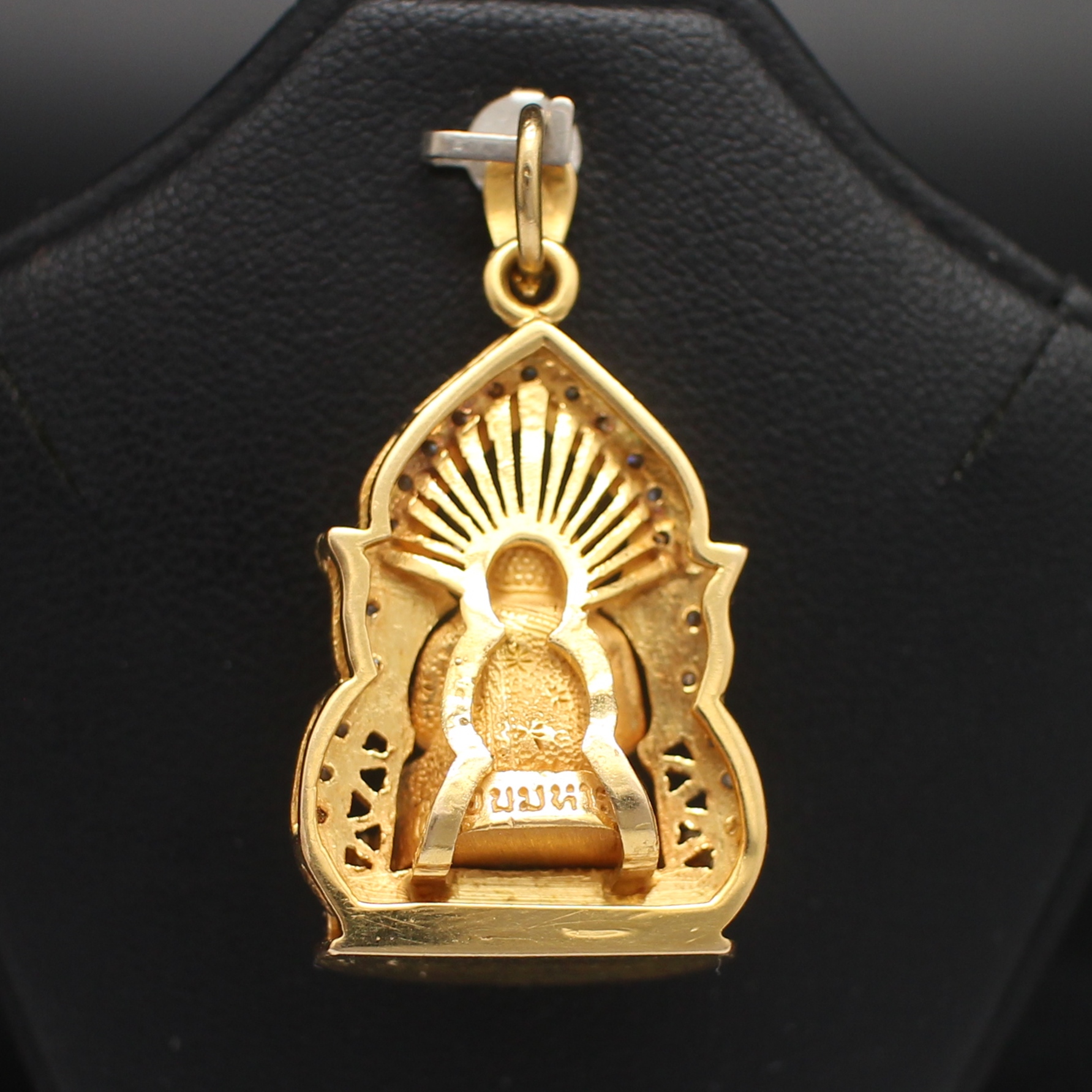 PD25021 จี้พระสังกัจจายองค์ทองคำ เลี่ยมกรอบทองแท้ 90% ฝังเพชรแท้ 29 เม็ด 0.50 กะรัต นน.รวม 27.2 กรัม