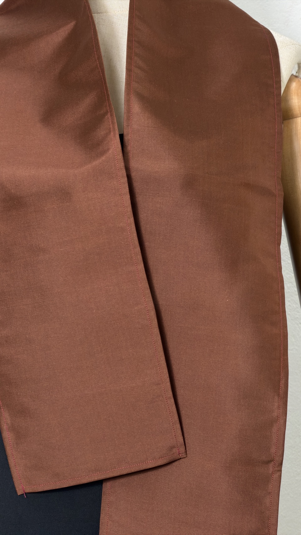 ผ้าพาดไหล่ ผ้าสไบนางรำ เนื้อเรียบ ขนาด 15x200ซม. สีน้ำตาล LW4A-ME