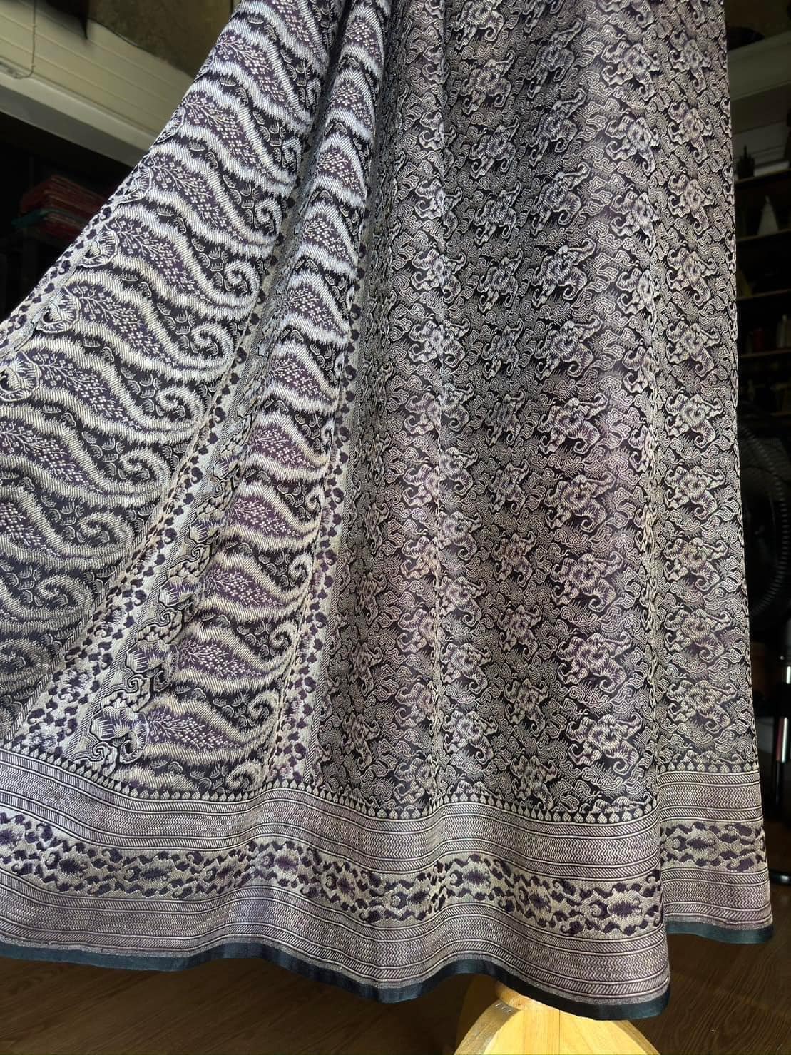 ซิ่น ผ้าปาโตล่า ไหมแท้ มีหน้านาง ขนาด 112x230ซม. สีเทา รหัส N9-SIL-GN7