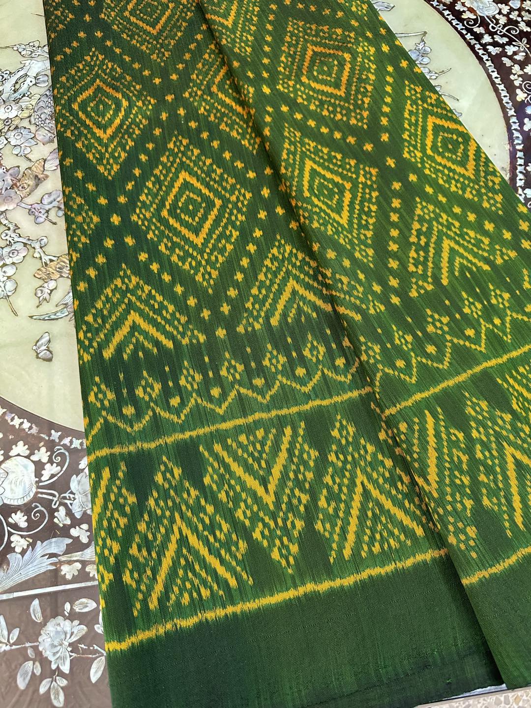 (ผ้าชุด)ไหมมัดหมี่ 3ตะกอ ไหมแท้ (ผ้าลาย 2เมตร+สีพื้น2เมตร) สีเขียวหัวเป็ด รหัส M3-ST-1215661120