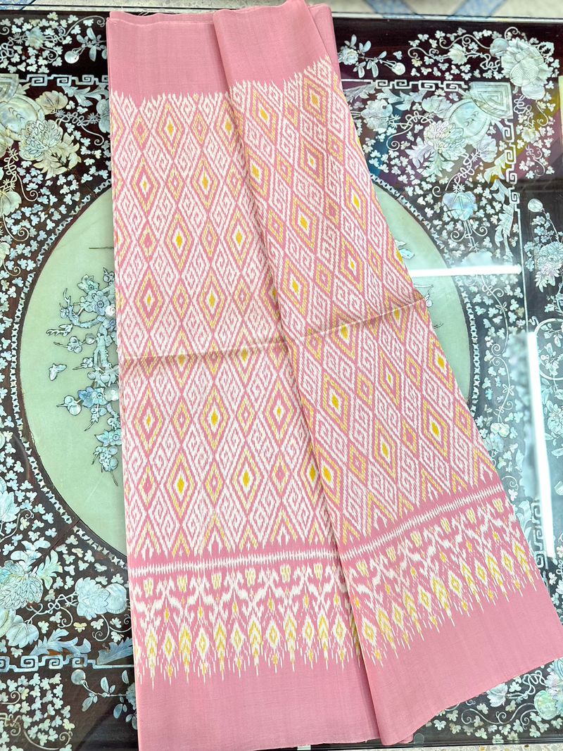 (ผ้าชุด)ไหมมัดหมี่ สองตะกอ ไหมแท้ (ผ้าลาย2หลา+สีพื้น2หลา) สีชมพู รหัส M2B-ST-032068