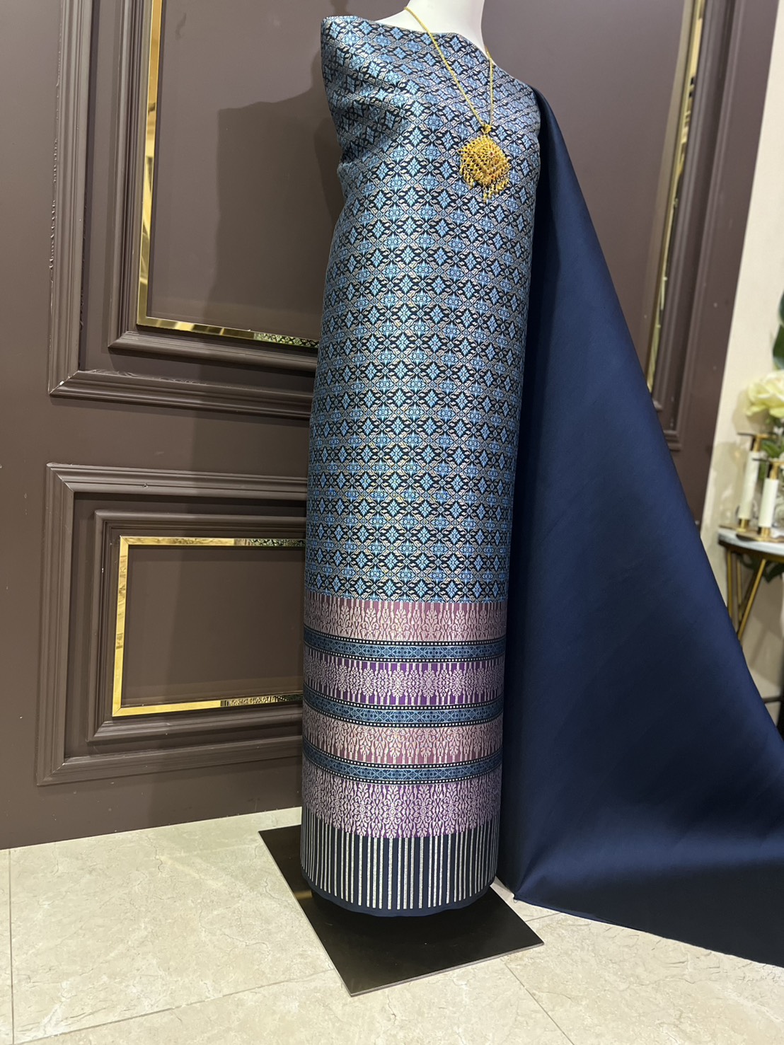 (ผ้าชุด)ผ้าไหมยกดอกลำพูน แยกกาบดิ้นเงิน ขนาด 1.03x4.46เมตร ลายบุษราคัมร้อยดวง พื้นสีน้ำเงิน รหัส N90-29-1112681