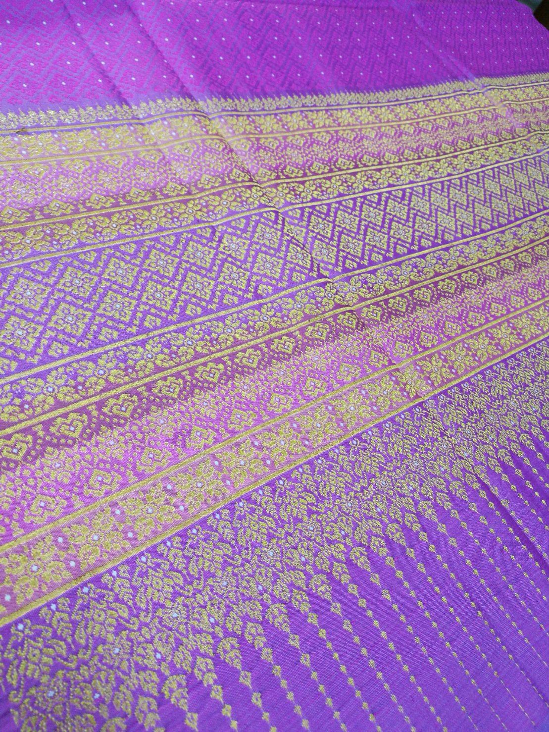 ผ้าไหมยกดอกสุรินทร์ ไหมแท้ 32ตะกอ 1x2 เมตร เกาะเชิงทอง เชิงริ้ว มีหน้านาง สอดเกสร พื้นสีม่วงชมพูเข้ม รหัส N11-NY26086517