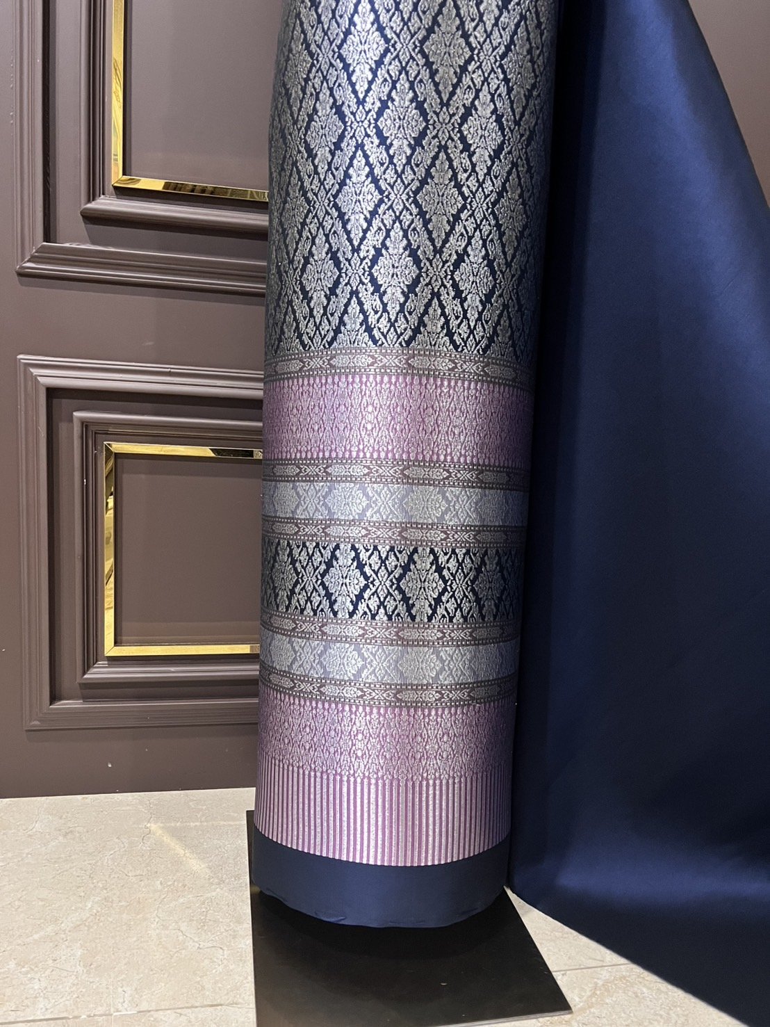 (ผ้าชุด)ผ้าไหมยกดอกลำพูน เกาะเชิงดิ้นเงิน ขนาด 1.03x4.44เมตร ลายราชวัตรขอบสังเวียน พื้นสีกรม รหัส N90-29-TR0466