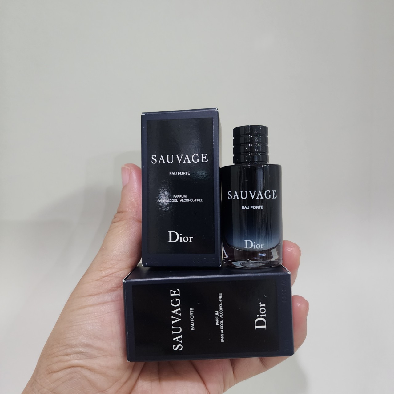 น้ำหอมจิ๋วมินิ Dior Sauvage Eau Forte Parfum 10ml แบบแต้มมีกล่อง ( Mini Perfume น้ำหอมขนาดพกพา) น้ำหอมจิ๋วมินิ ขวดน่ารัก ตั้งโชว์ก็สวย พกพาก็สะดวก หัวแต้มตามจุดชีพจร