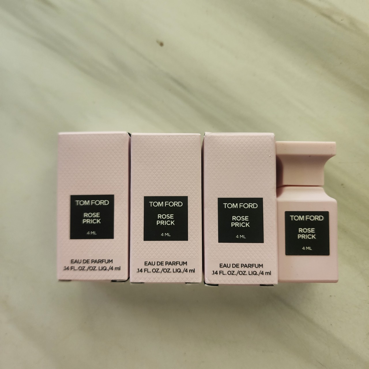 น้ำหอมจิ๋วมินิ Tom Ford Rose Prick EDP 4ml แบบแต้มมีกล่อง ( Mini Perfume น้ำหอมขนาดพกพา) น้ำหอมจิ๋วมินิ ขวดน่ารัก ตั้งโชว์ก็สวย พกพาก็สะดวก หัวแต้มตามจุดชีพจร