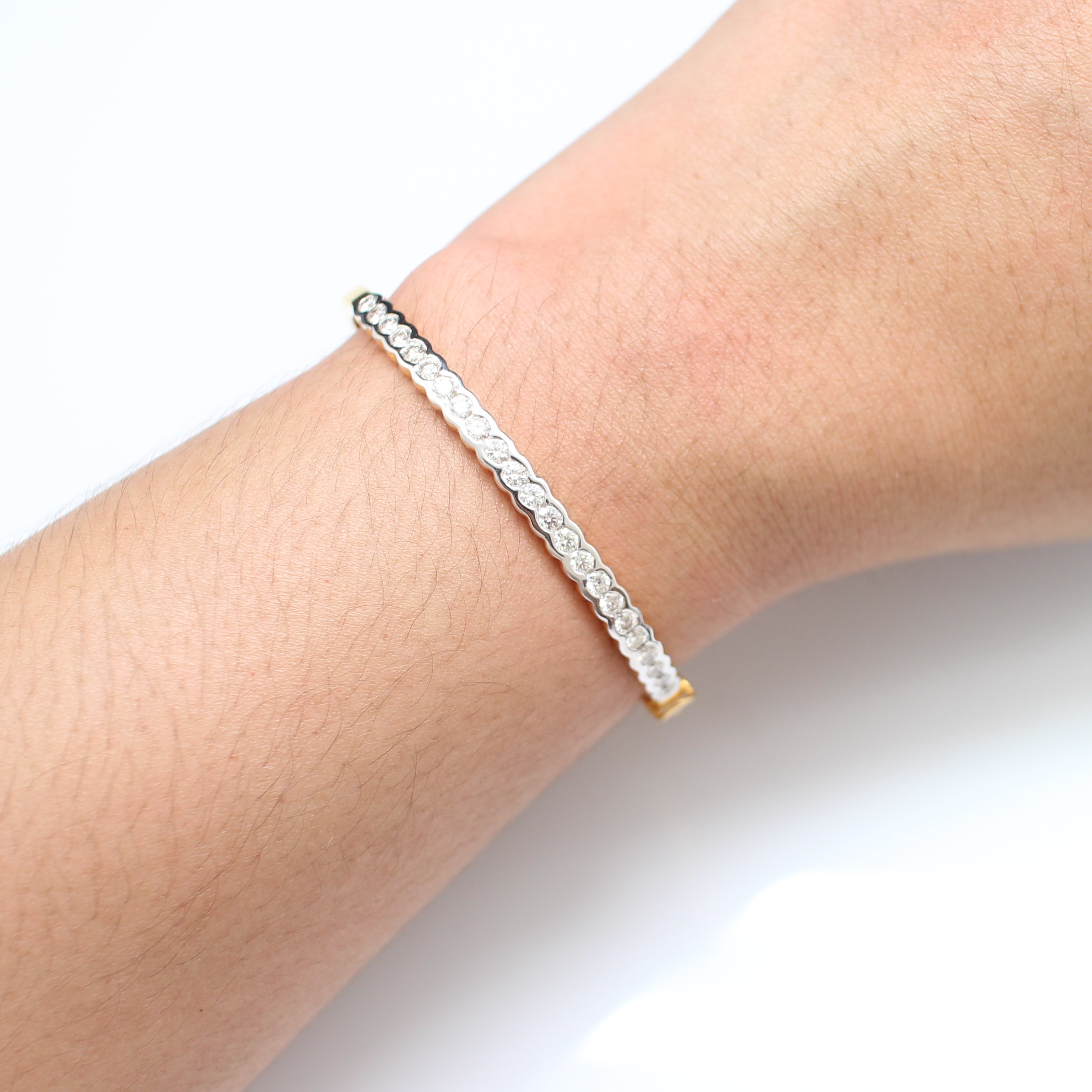 BL25119 กำไลเพชรแถวครึ่งวง เพชรแท้ 23 เม็ด 1 กะรัต ทองแท้ 90% นน.รวม 13.6 กรัม เส้นผ่านศูนย์กลาง 5.1 ซม.