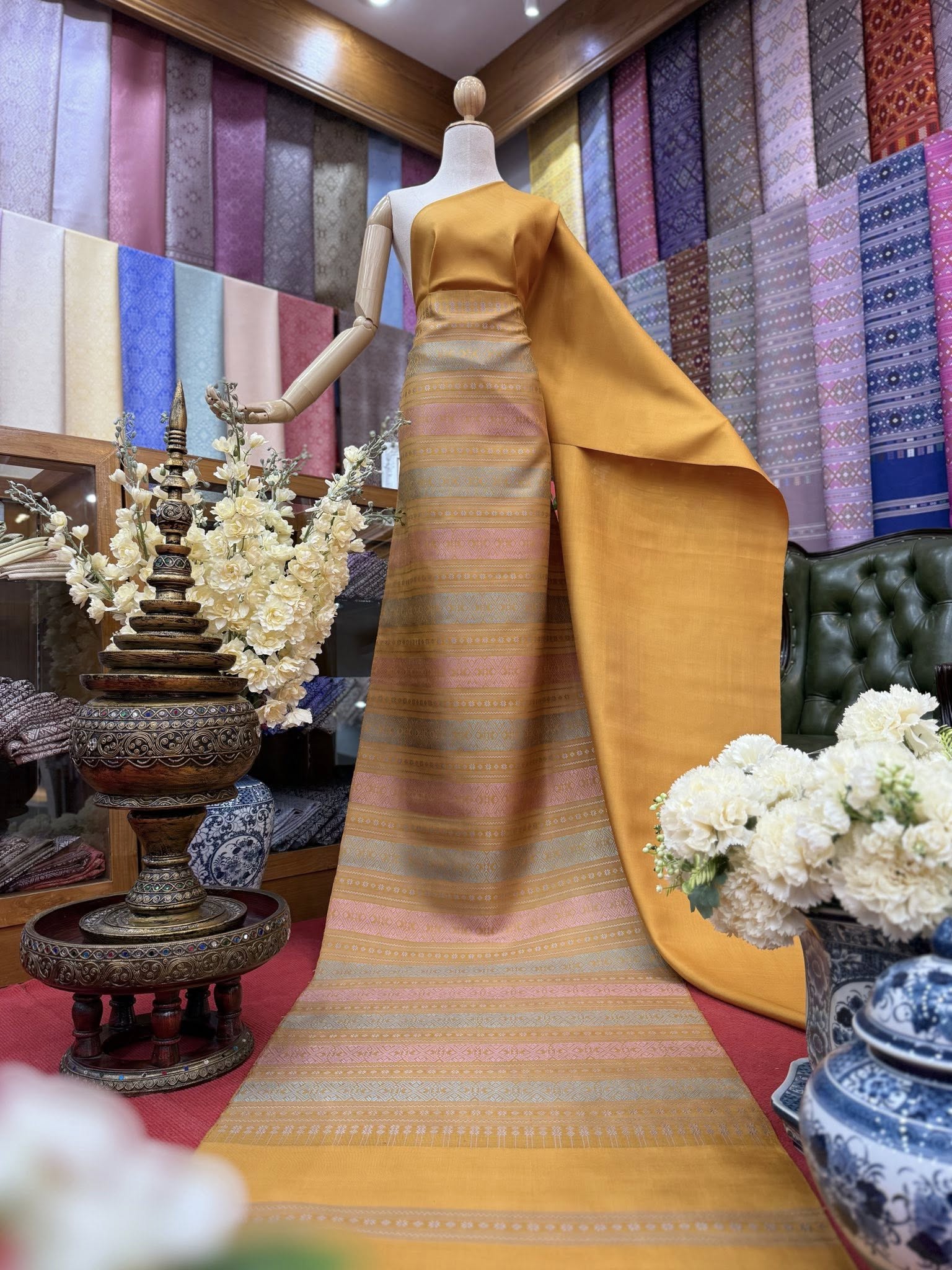(ผ้าชุด)ไหมแพรวา ตัดชุดลายล่วงสามสี ขนาด 63x500ซม. (ลาย 2.3เมตร+สีพื้น 2.7เมตร) พื้นสีเหลือง รหัส P10-BM-0905682
