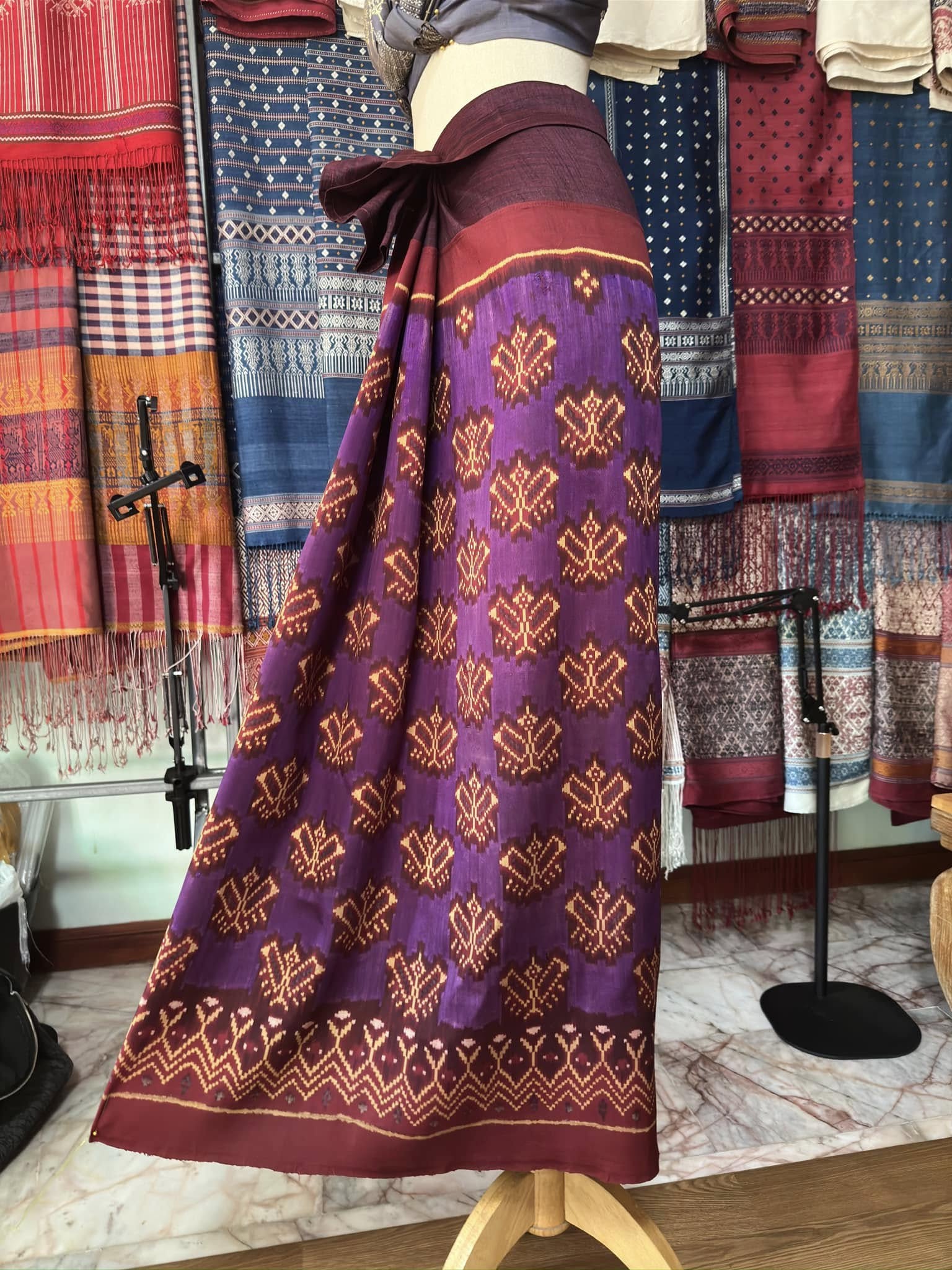 ซิ่น พระตะบอง ผ้าจามทอสามตะกอ ขนาด 115x155ซม พื้นสีม่วง รหัส N9-SIL-AJ23