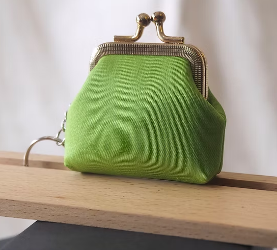 กระเป๋าสตางค์ ใส่เหรียญ ขนาด 7x7x2.5cm. สีเขียวมะนาว GL-CT-103464