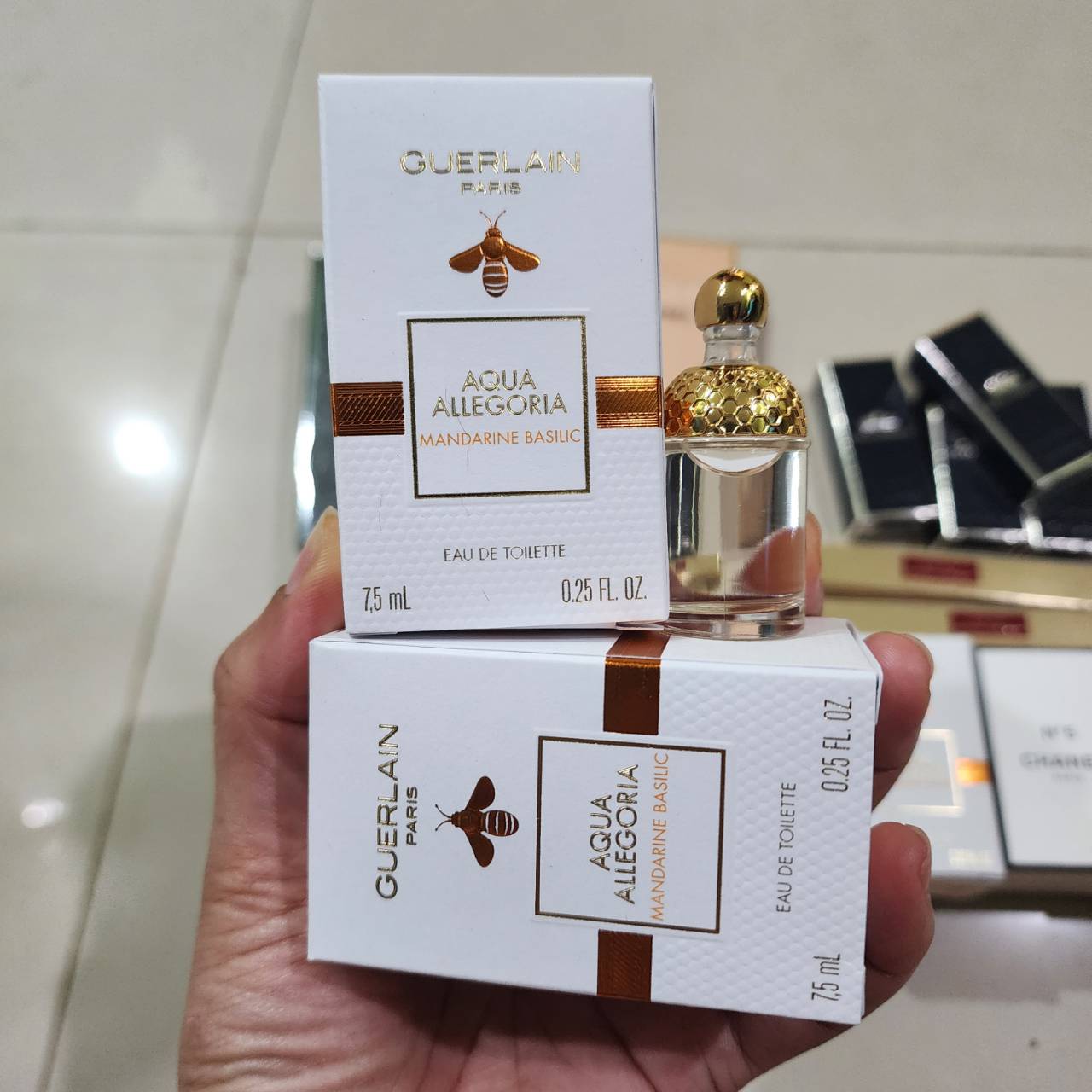 น้ำหอมจิ๋วมินิ Guerlain Aqua Allegoria Mandarine Basilic EDT 7.5ml แบบแต้มมีกล่อง ( Mini Perfume น้ำหอมขนาดพกพา) น้ำหอมจิ๋วมินิ ขวดน่ารัก ตั้งโชว์ก็สวย พกพาก็สะดวก หัวแต้มตามจุดชีพจร