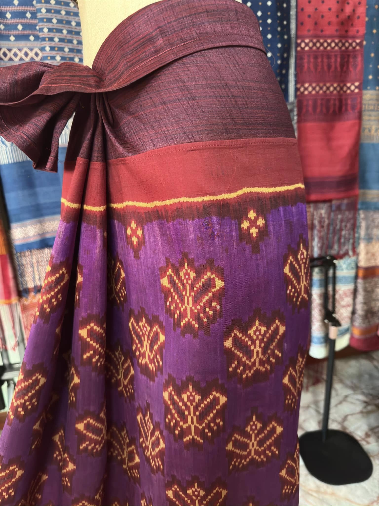 ซิ่น พระตะบอง ผ้าจามทอสามตะกอ ขนาด 115x155ซม พื้นสีม่วง รหัส N9-SIL-AJ23