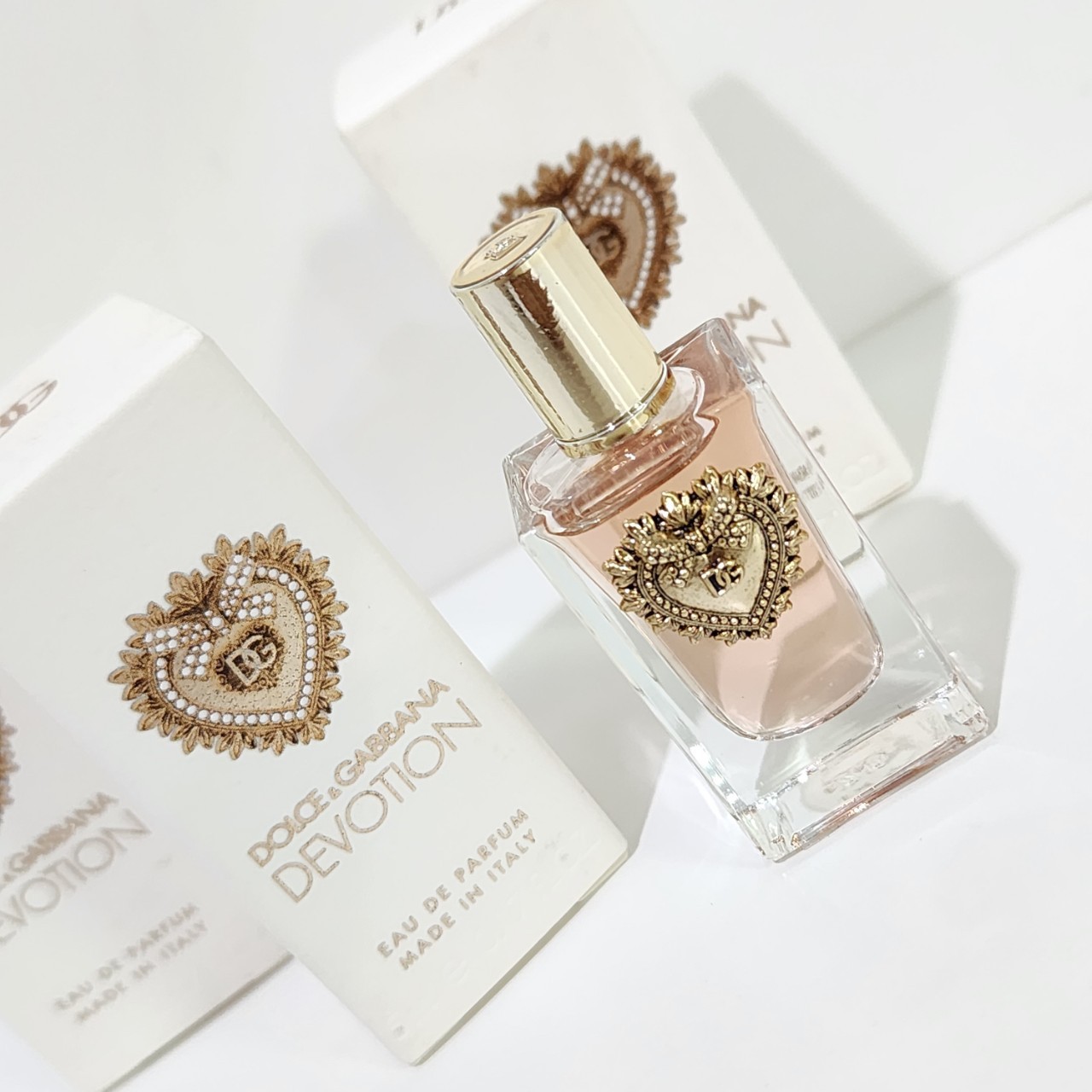น้ำหอมจิ๋วมินิ Dolce & Gabbana Devotion EDP 5ml แบบแต้มมีกล่อง ( Mini Perfume น้ำหอมขนาดพกพา) น้ำหอมจิ๋วมินิ ขวดน่ารัก ตั้งโชว์ก็สวย พกพาก็สะดวก หัวแต้มตามจุดชีพจร