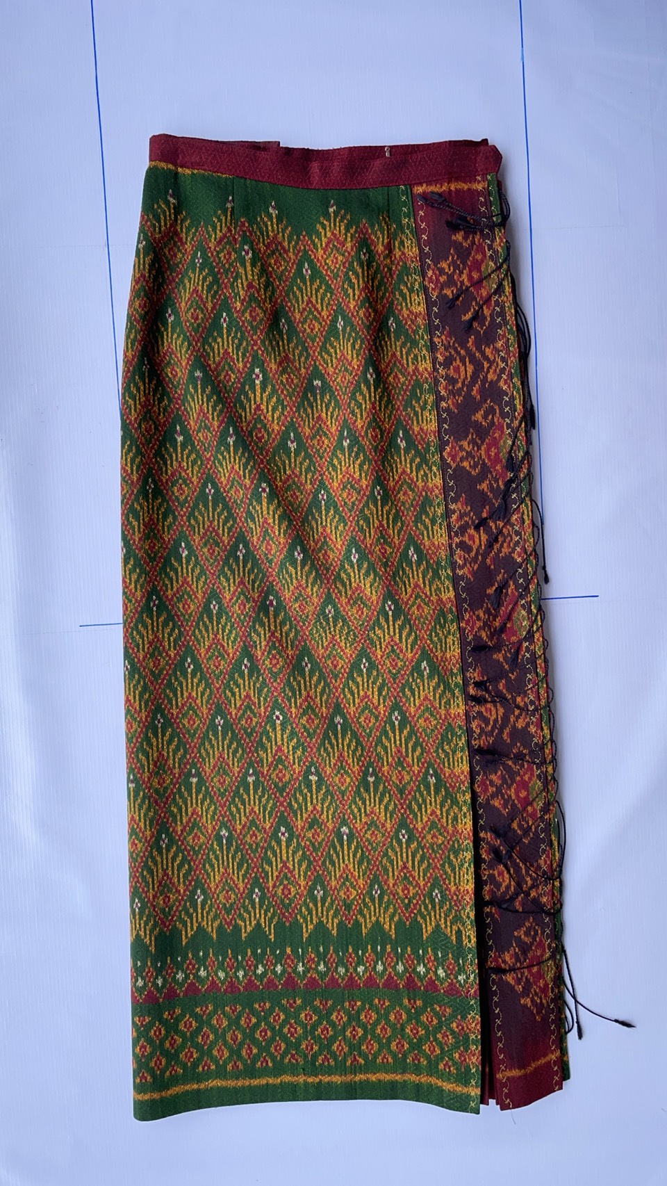 ผ้าถุงป้าย แบบเลื่อนตะขอตามไซส์ หน้านางข้าง ลายดอกกระเจียว สีเขียว รหัส WM-PTS-1009681423