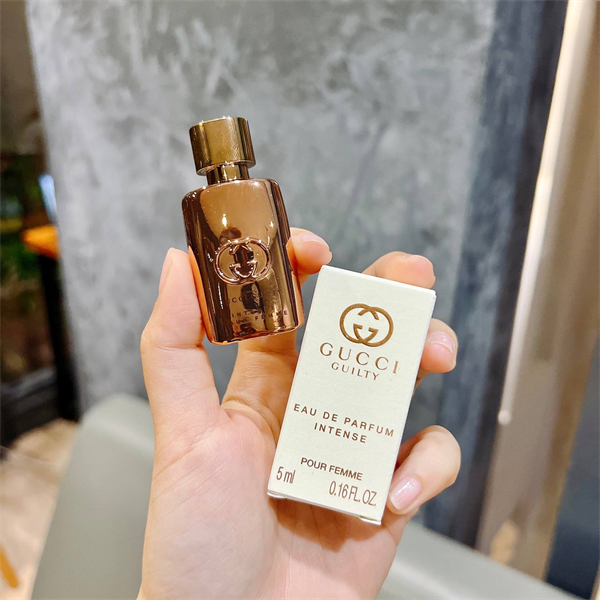 น้ำหอมจิ๋วมินิ Gucci Guilty Pour Femme Eau De Parfum Intense 5mlแบบแต้มมีกล่อง ( Mini Perfume น้ำหอมขนาดพกพา) น้ำหอมจิ๋วมินิ ขวดน่ารัก ตั้งโชว์ก็สวย พกพาก็สะดวก หัวแต้มตามจุดชีพจร