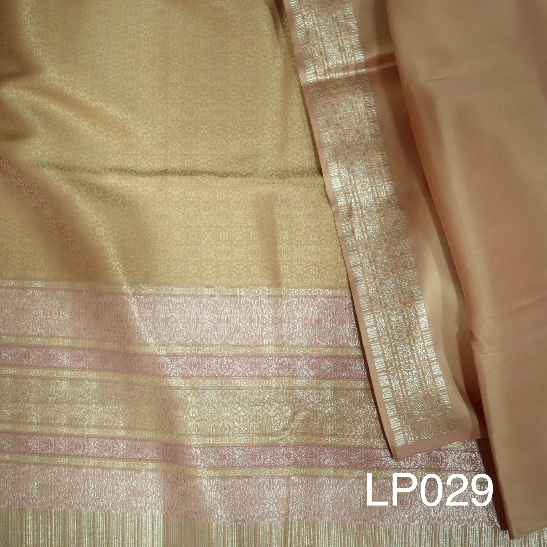 (ผ้าชุด) ผ้าไหมยกดอกลำพูน (สีพื้น 2เมตร+ลาย 2.4เมตร) สีส้มทอง รหัส N90-AA-LP029