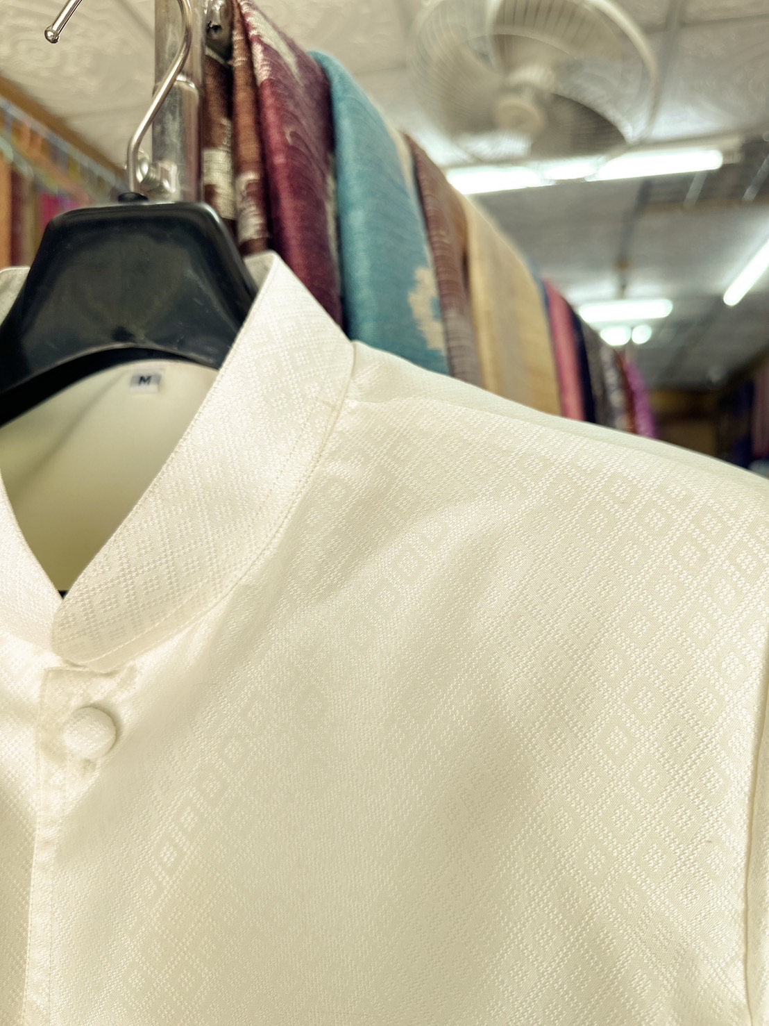 เสื้อสูทไหมคอพระราชทาน แขนยาว เนื้อยกดอก ไหมแท้ สีขาวครีม Size M รหัส DM-ST-02226802