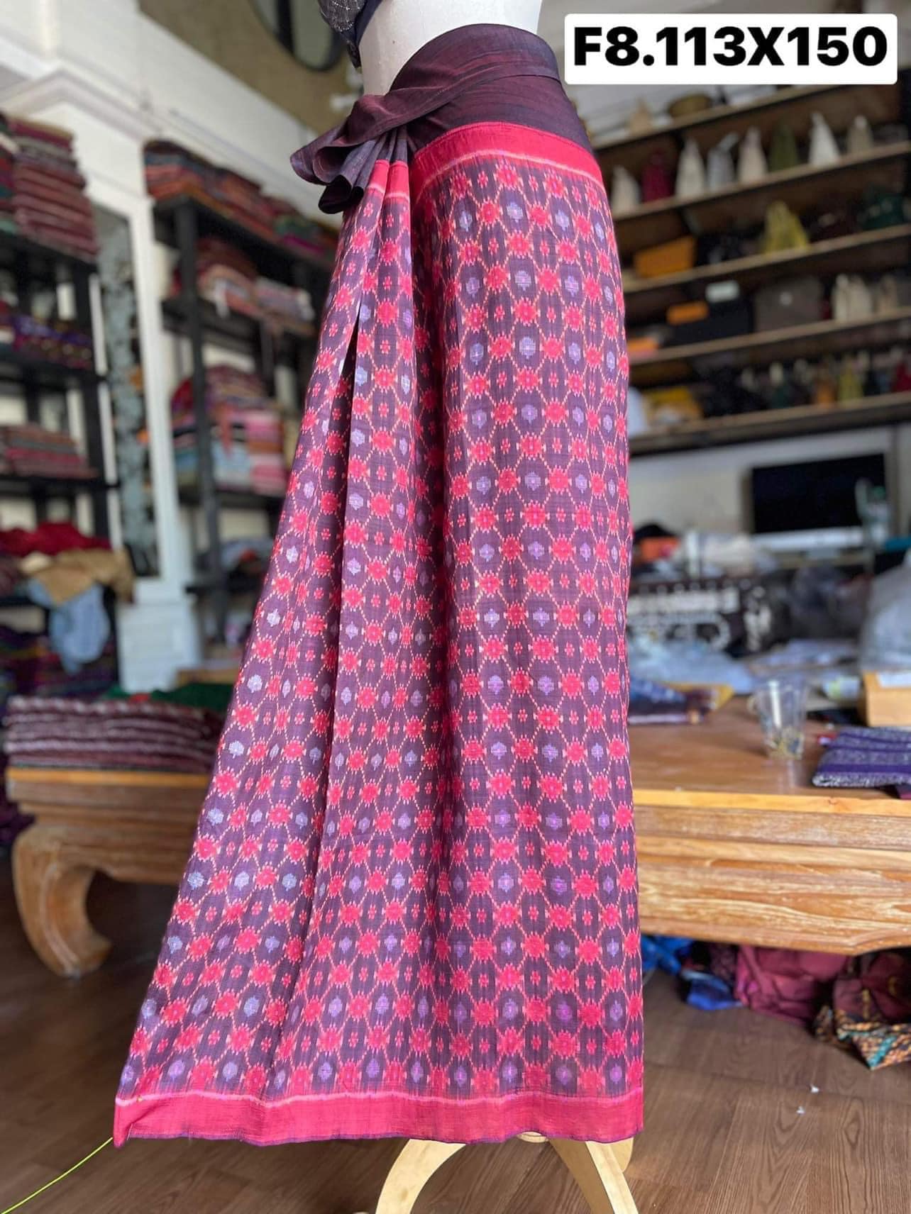 ซิ่น ผ้าซิ่นพระตะบอง สีธรรมชาติ ผ้าจาม 3ตะกอ ขนาด 113x150ซม. พื้นสีม่วงแดง รหัส N9-SIL-F8