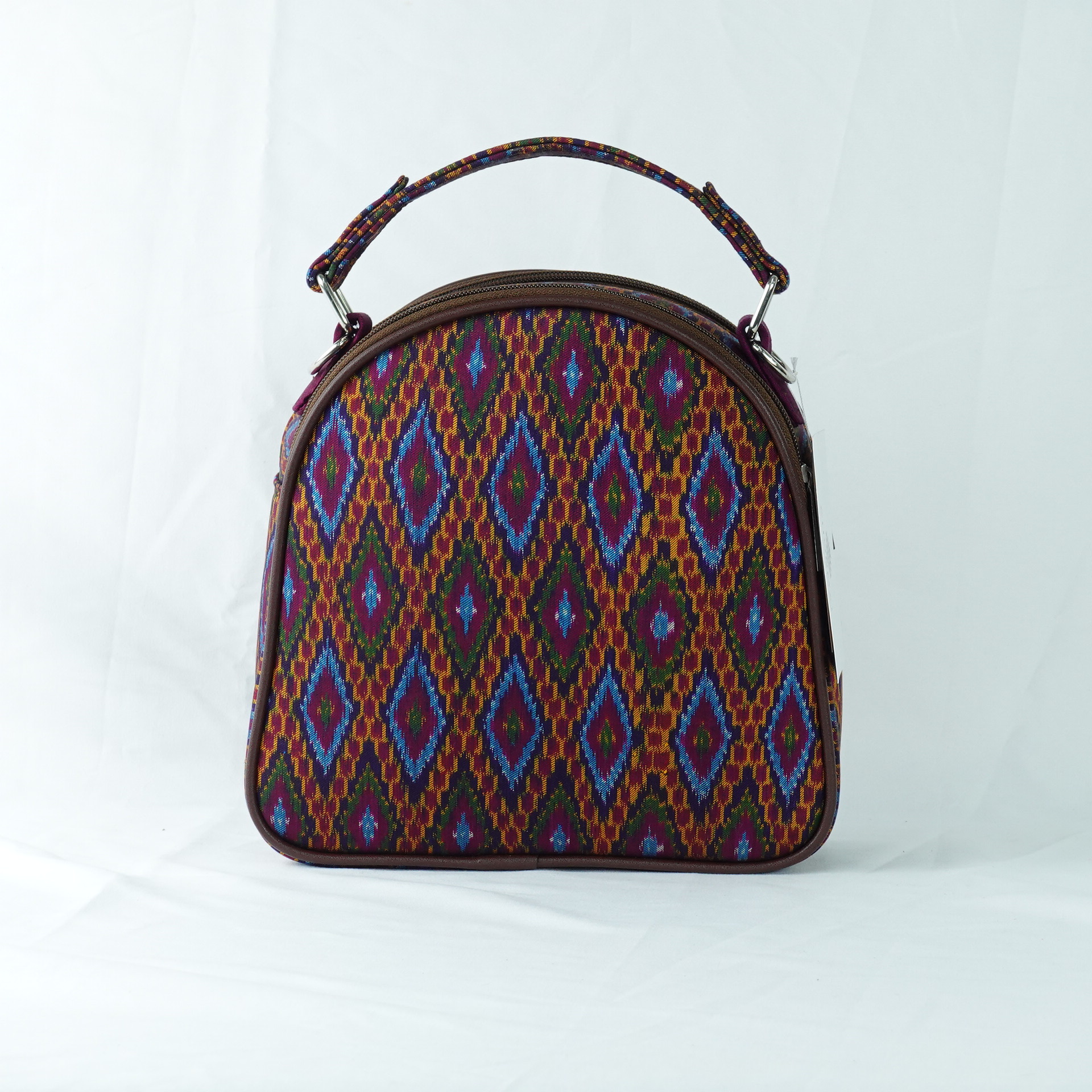 กระเป๋าถือไหมแท้ทรงโดมหลังเต่า พร้อมสายสะพาย ขนาด 8x21x21 ซม. ความสูงหูจับ 7 ซม. สีน้ำตาล รหัส GO-TT-060468151