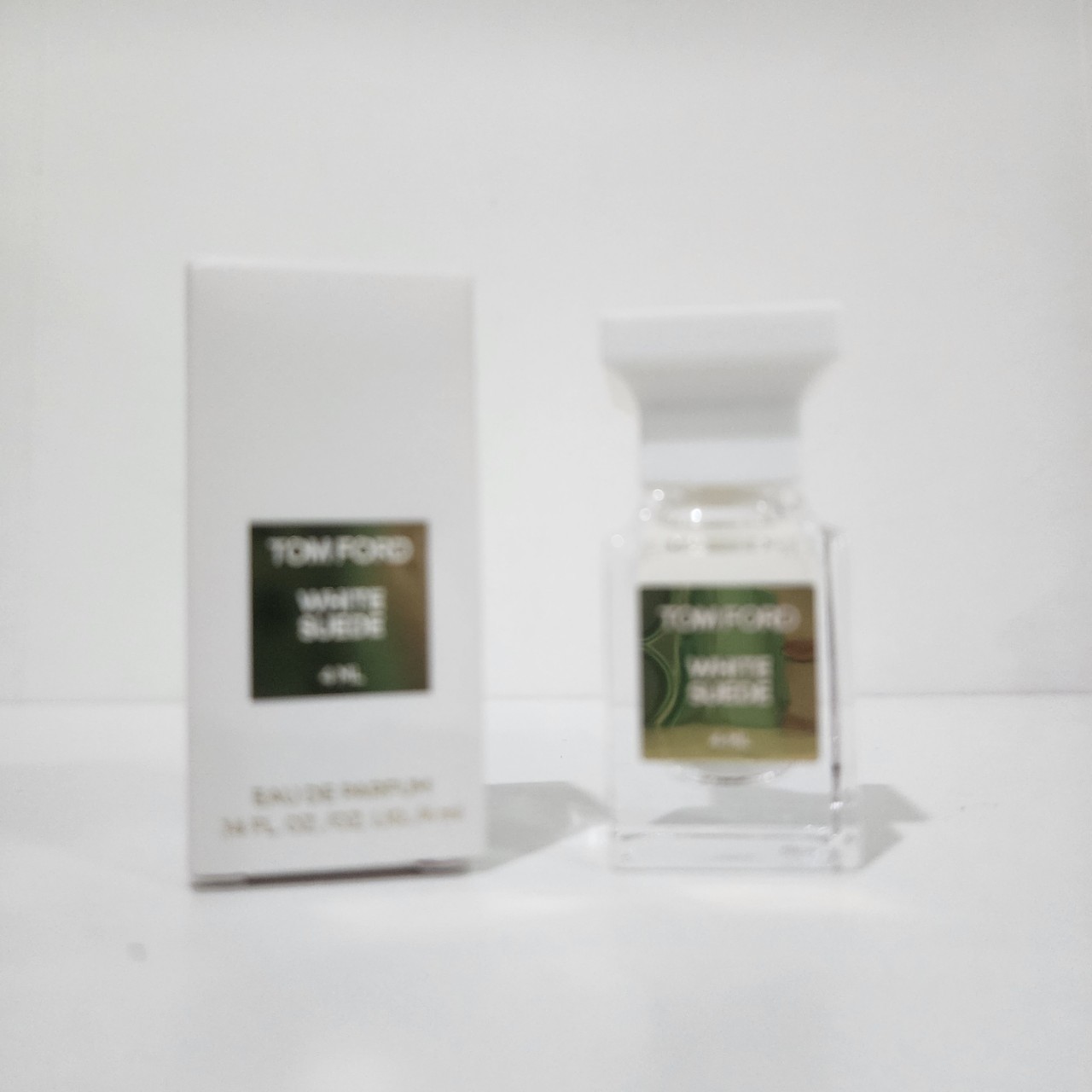 น้ำหอมจิ๋วมินิ Tom Ford White Suede 4mlแบบแต้มมีกล่อง ( Mini Perfume น้ำหอมขนาดพกพา) น้ำหอมจิ๋วมินิ ขวดน่ารัก ตั้งโชว์ก็สวย พกพาก็สะดวก หัวแต้มตามจุดชีพจร
