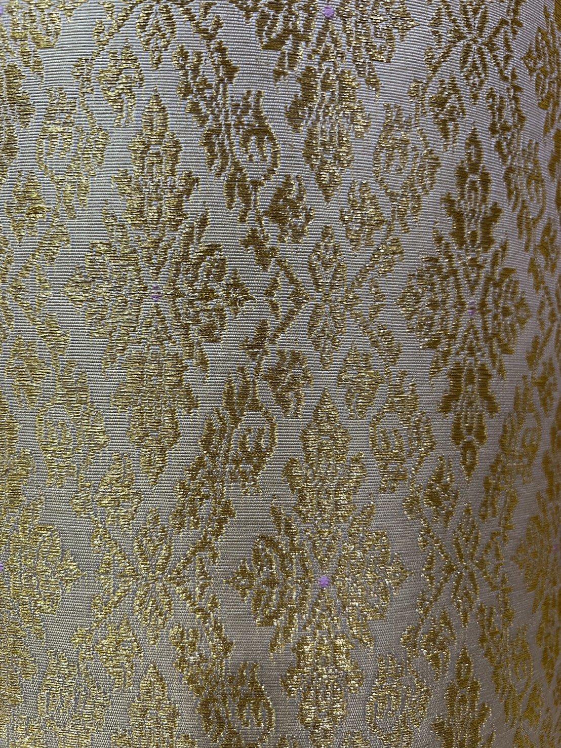 (ผ้าชุด)ผ้าไหมยกดอกลำพูน เกาะเชิงดิ้นทอง ขนาด 1.02x4.30เมตร ลายราชสำนัก พื้นสีเหลืองทอง รหัส N90-29-R0018