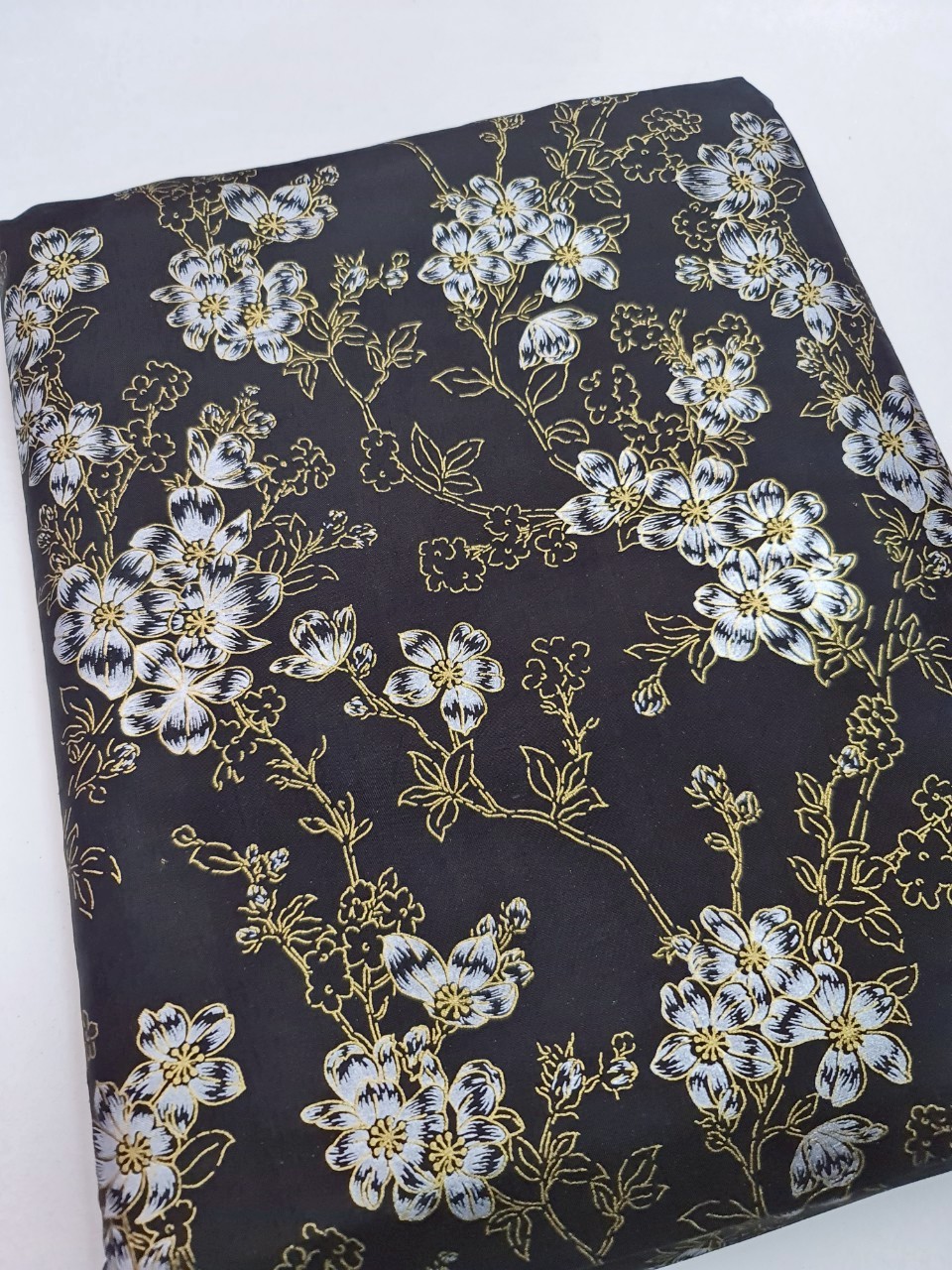 ผ้าไหมพิมพ์ลาย เนื้อเรียบ ขายตามความยาวเมตร ลายดอกไม้ พื้นสีดำ รหัส A4-119-0719688