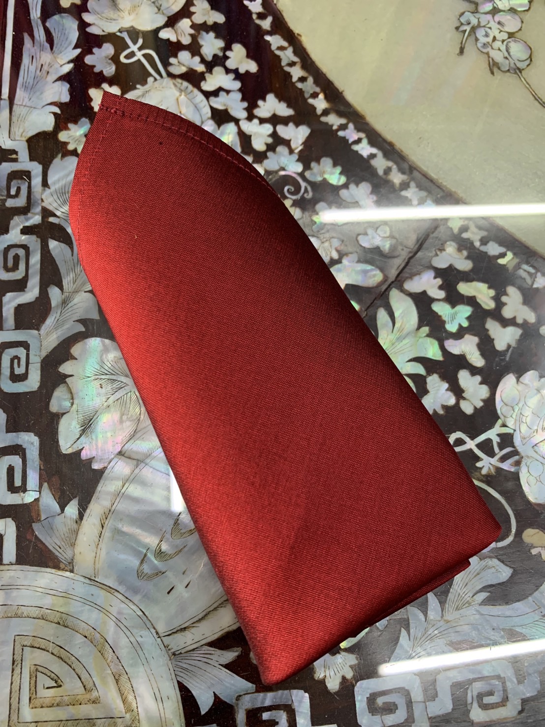 สั่งตัด ผ้าเช็ดหน้าผ้าไหม สำหรับเสื้อสูท ผ้าไหมสีพื้น เนื้อเรียบ ขนาด 23x23cm. เลือกตามรหัสสีผ้า รหัส CUT-ST006