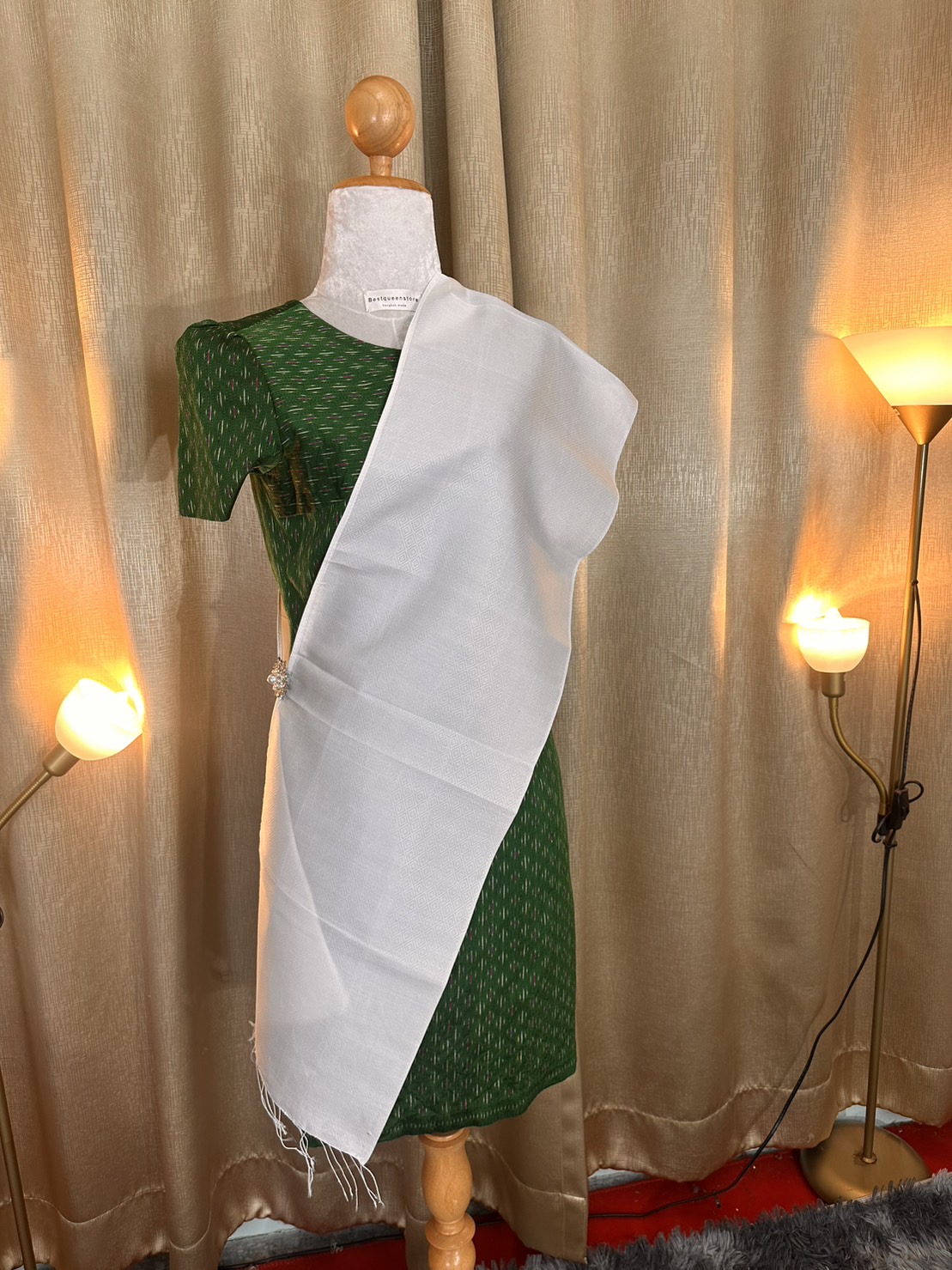 ผ้าพาดไหล่ ผ้าสไบนางรำ ยกดอก 6ตะกอ ขนาด 30x200ซม. พื้นสีขาว LW4A-JY1025661