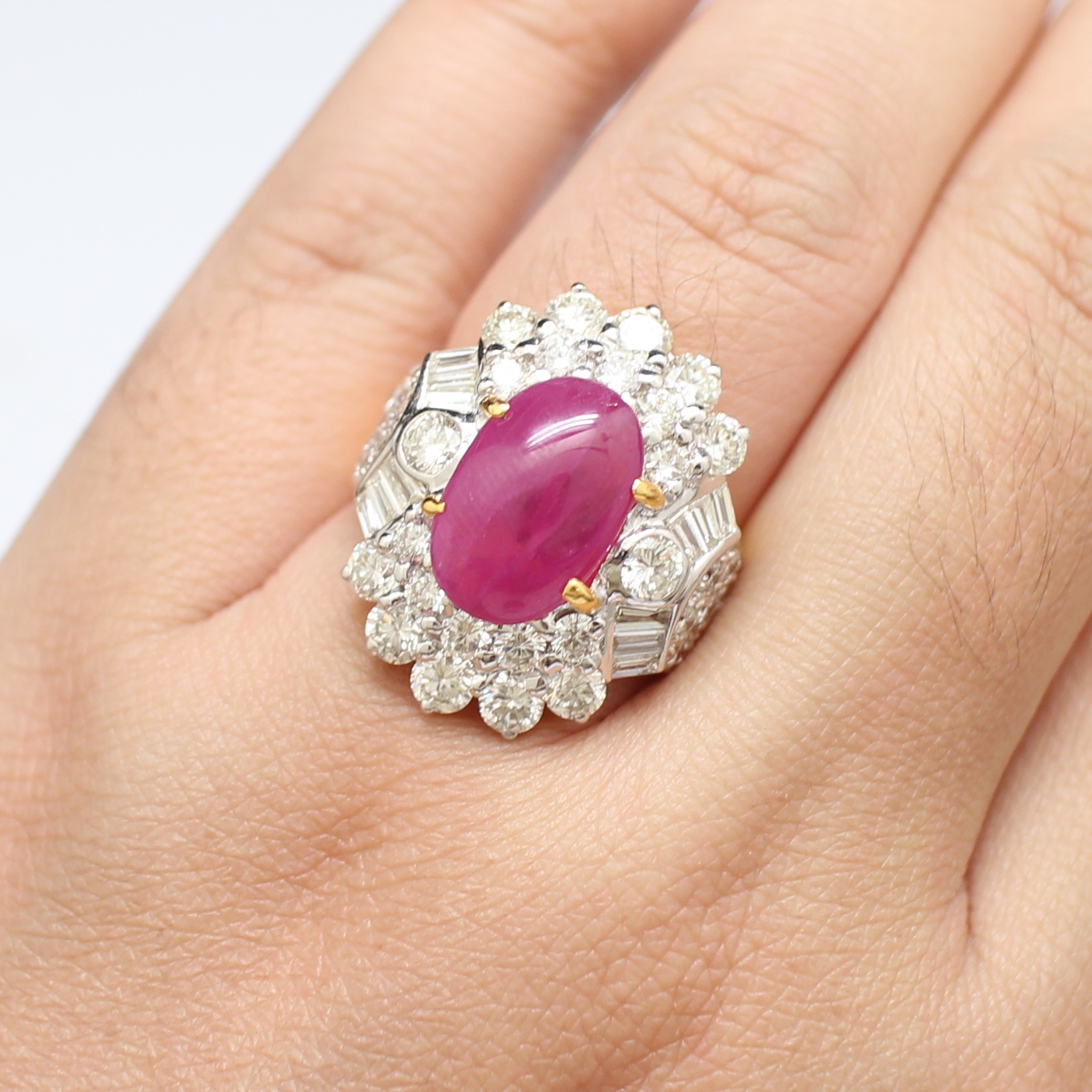 RG250214 แหวนทับทิมล้อมเพชร เพชรแท้ 8 เม็ด 1.20 กะรัต , 4 เม็ด 0.48 กะรัต , 10 เม็ด 0.70 กะรัต และ 14 เม็ด 0.56 กะรัต เพชรแทปเปอร์ 0.60 กะรัต เพชรรวม 3.54 กะรัต ทองแท้ 18k นน.รวม 14.2 กรัม ขนาดแหวน 54