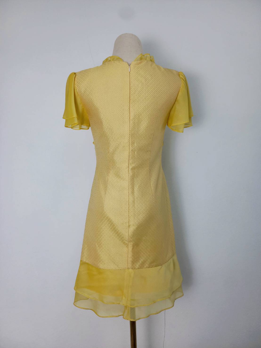 ชุดผ้าไหมตัดสำเร็จ ชุดแซก ชุดเดรสผ้าไหมสีพื้น เฉดสีเหลืองนวล รหัส WR-38-0320681