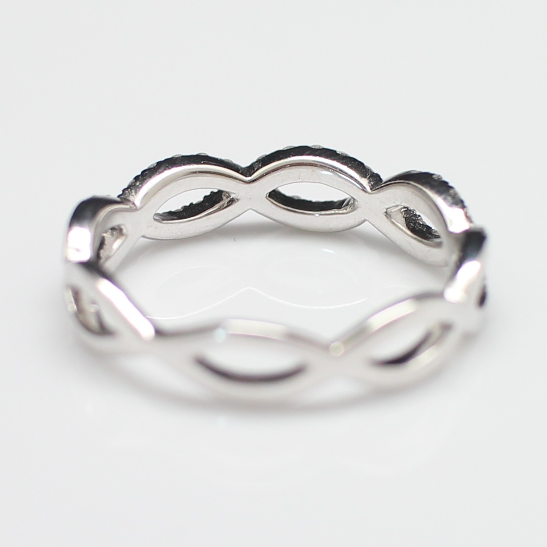 RG250150 แหวนเพชรอินฟินิตี้ เพชรแท้ 42 เม็ด 0.65 กะรัต ทองแท้ 18k นน.รวม 3.6 กรัม ขนาดแหวน 60